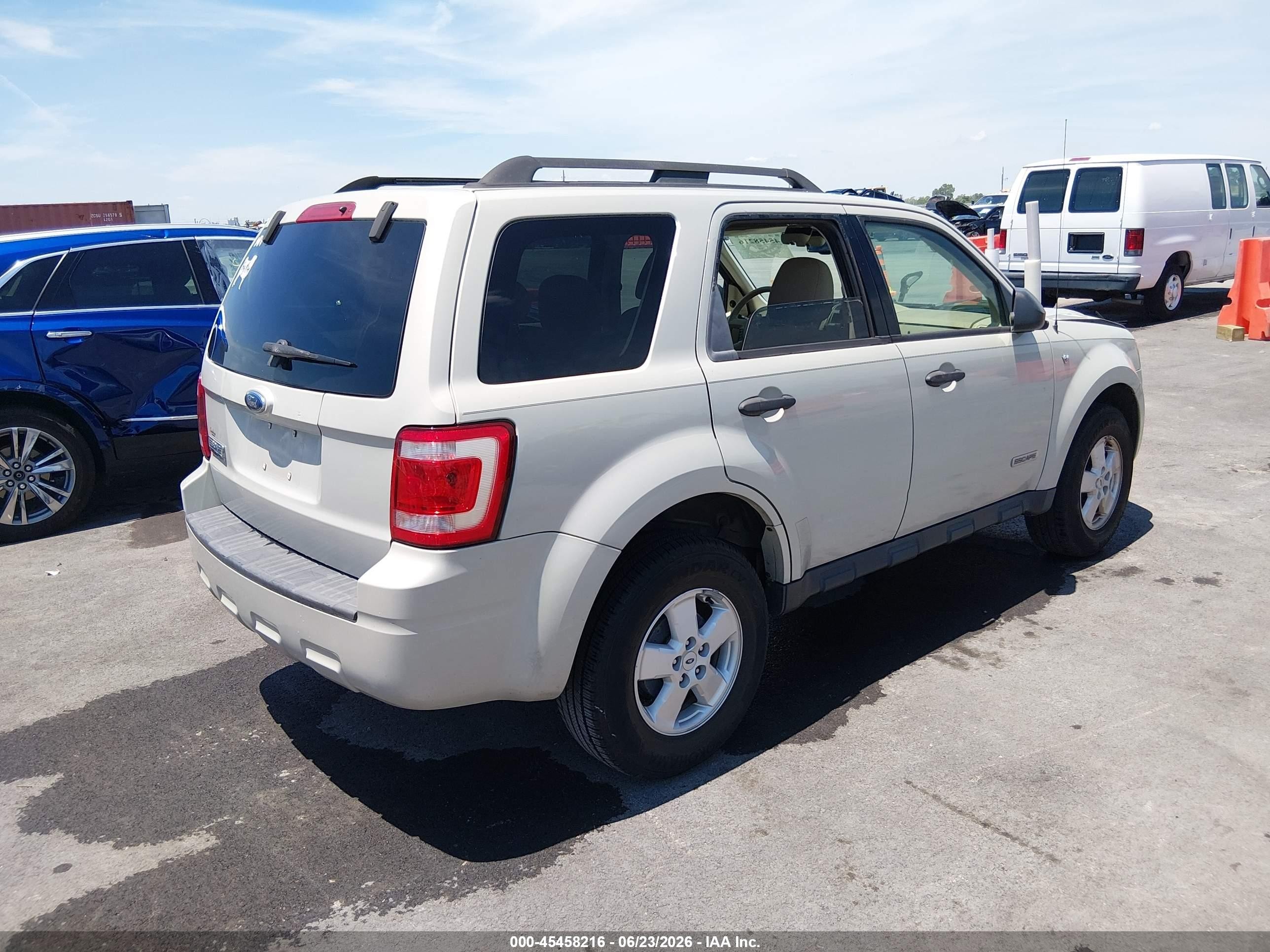 2008 Ford Escape Xlt White vin: 1FMCU03158KB52809