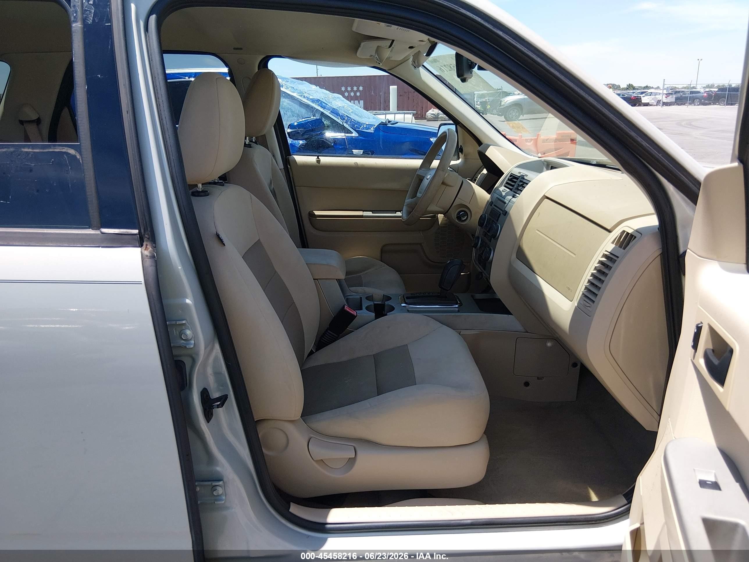 2008 Ford Escape Xlt White vin: 1FMCU03158KB52809