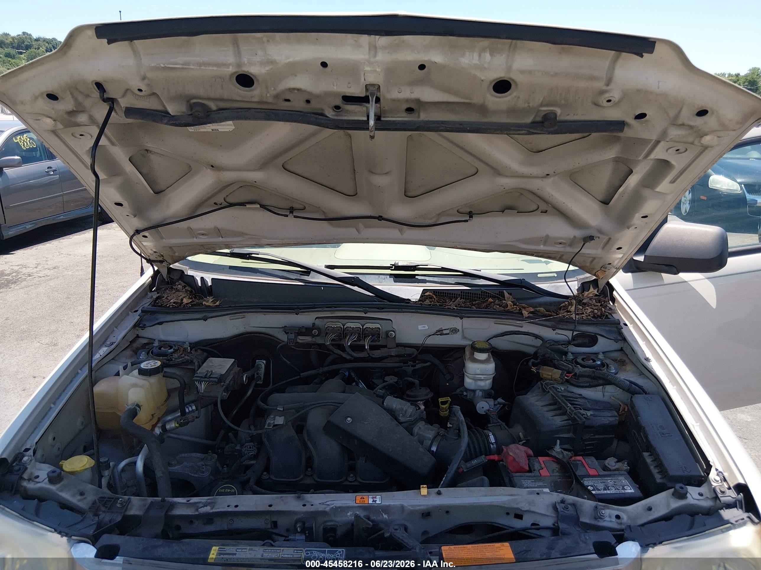 2008 Ford Escape Xlt White vin: 1FMCU03158KB52809
