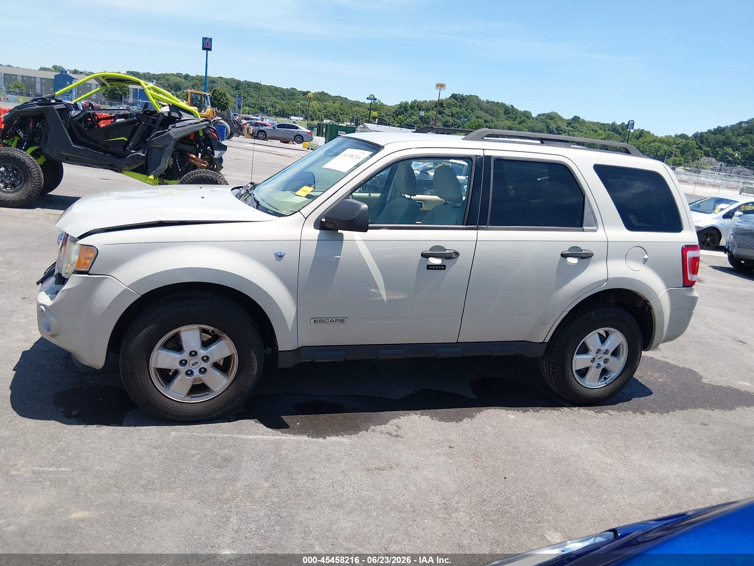 2008 Ford Escape Xlt White vin: 1FMCU03158KB52809