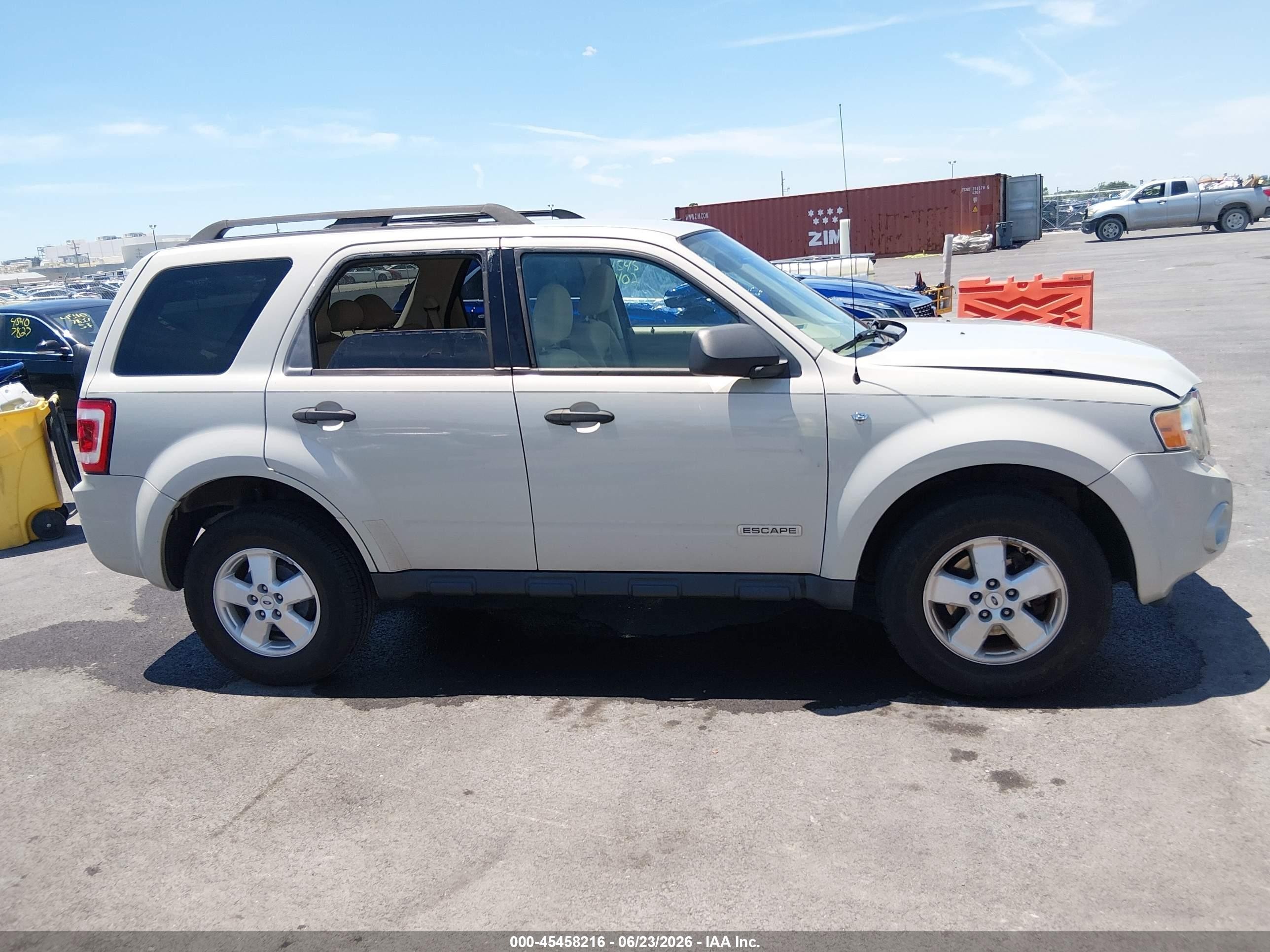 2008 Ford Escape Xlt White vin: 1FMCU03158KB52809