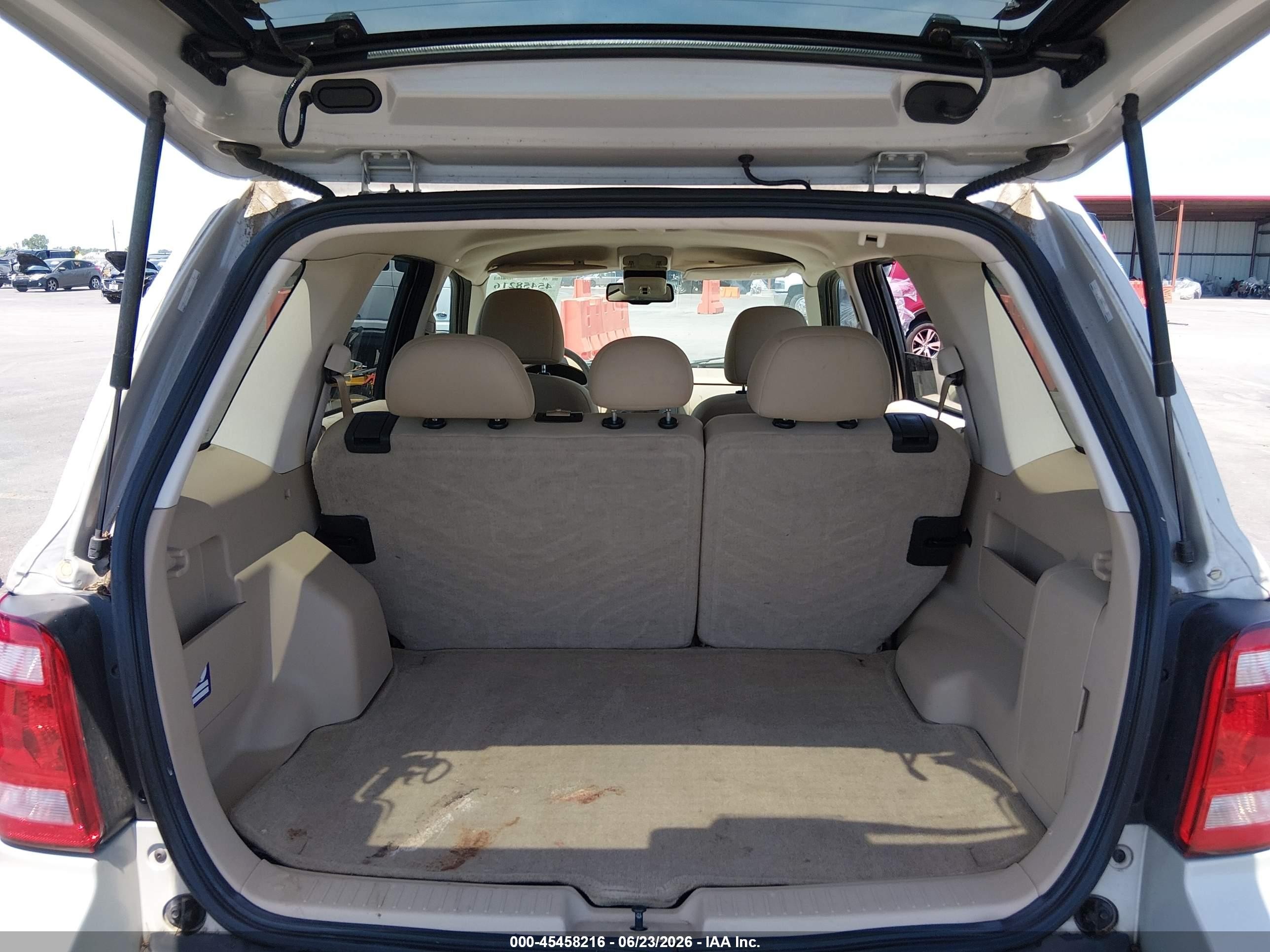 2008 Ford Escape Xlt White vin: 1FMCU03158KB52809