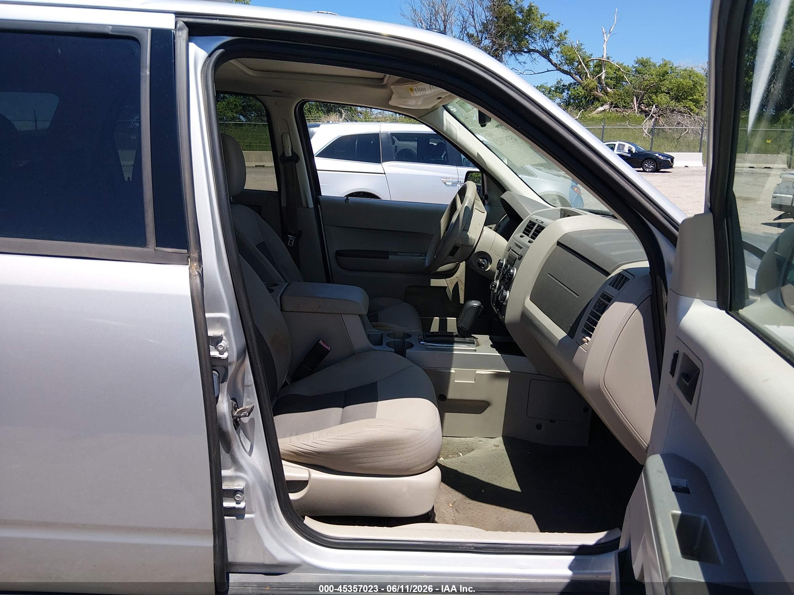 2008 Ford Escape Xlt Silver vin: 1FMCU03168KB90906