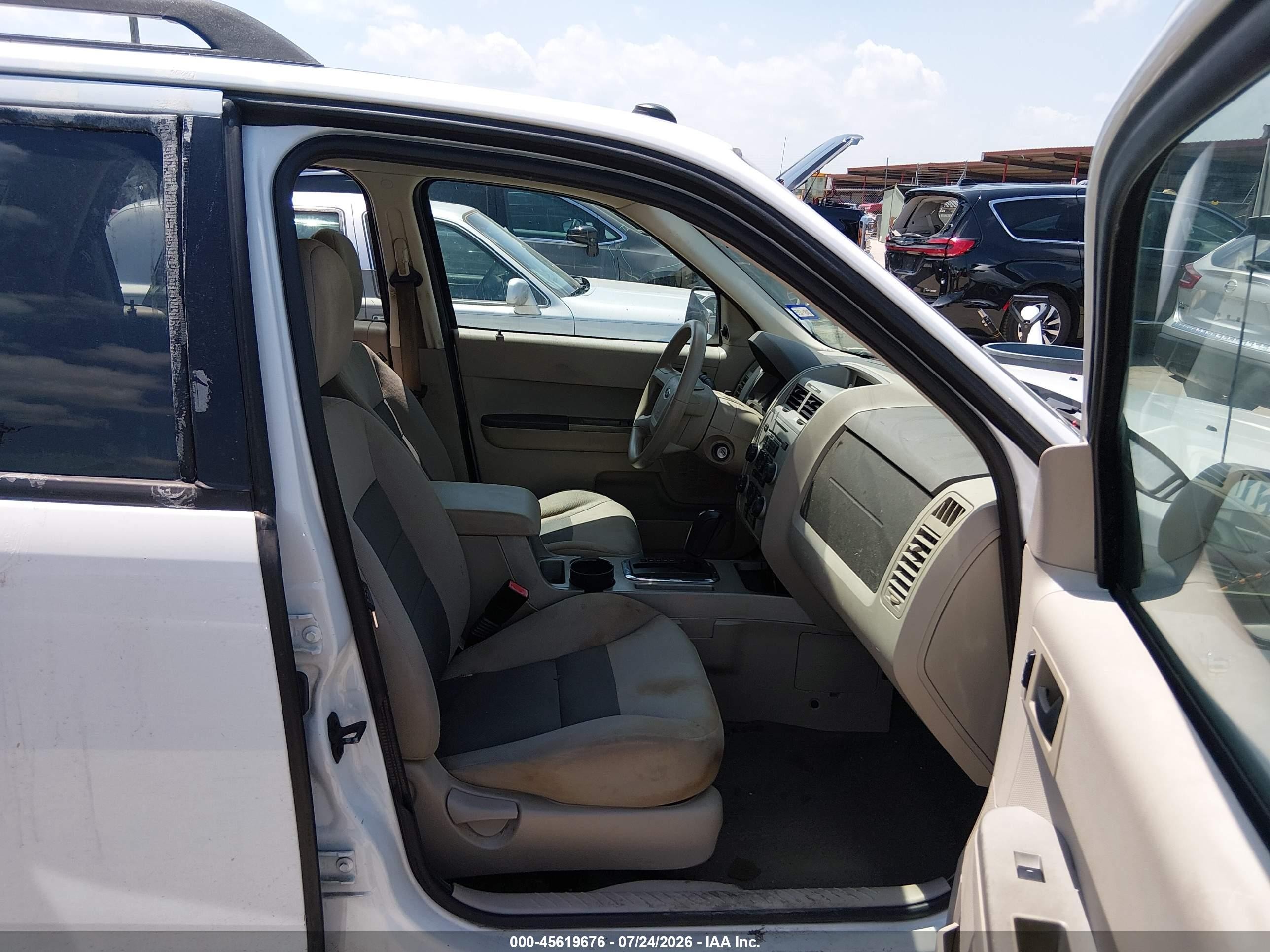 2008 Ford Escape Xlt White vin: 1FMCU03178KE01711