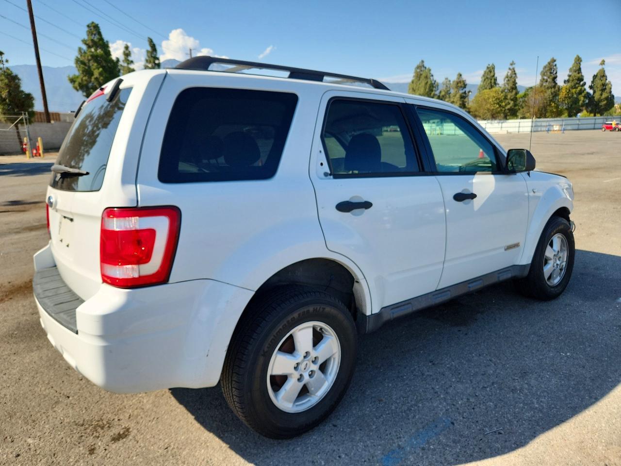2008 Ford Escape Xlt White vin: 1FMCU03198KD86743