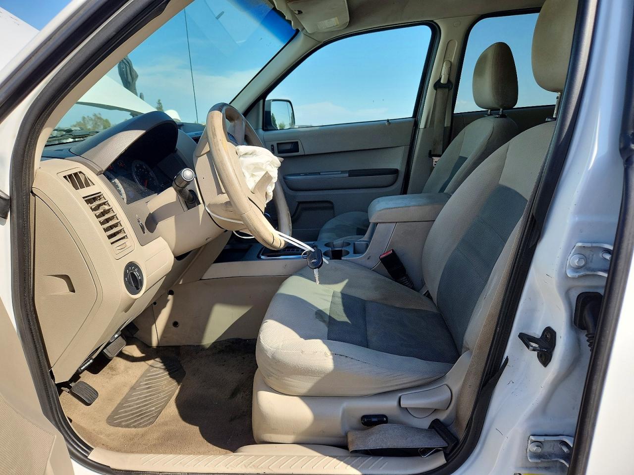 2008 Ford Escape Xlt White vin: 1FMCU03198KD86743