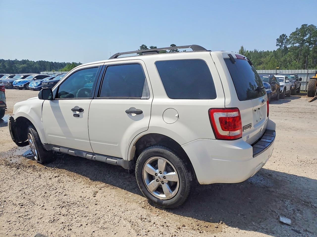 2009 Ford Escape Xlt White vin: 1FMCU03729KA56965