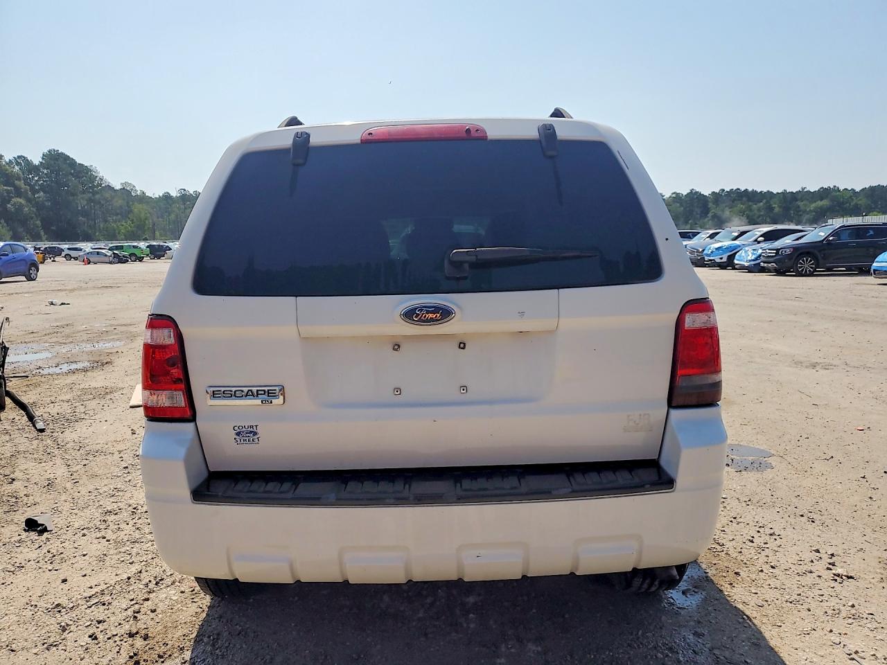 2009 Ford Escape Xlt White vin: 1FMCU03729KA56965