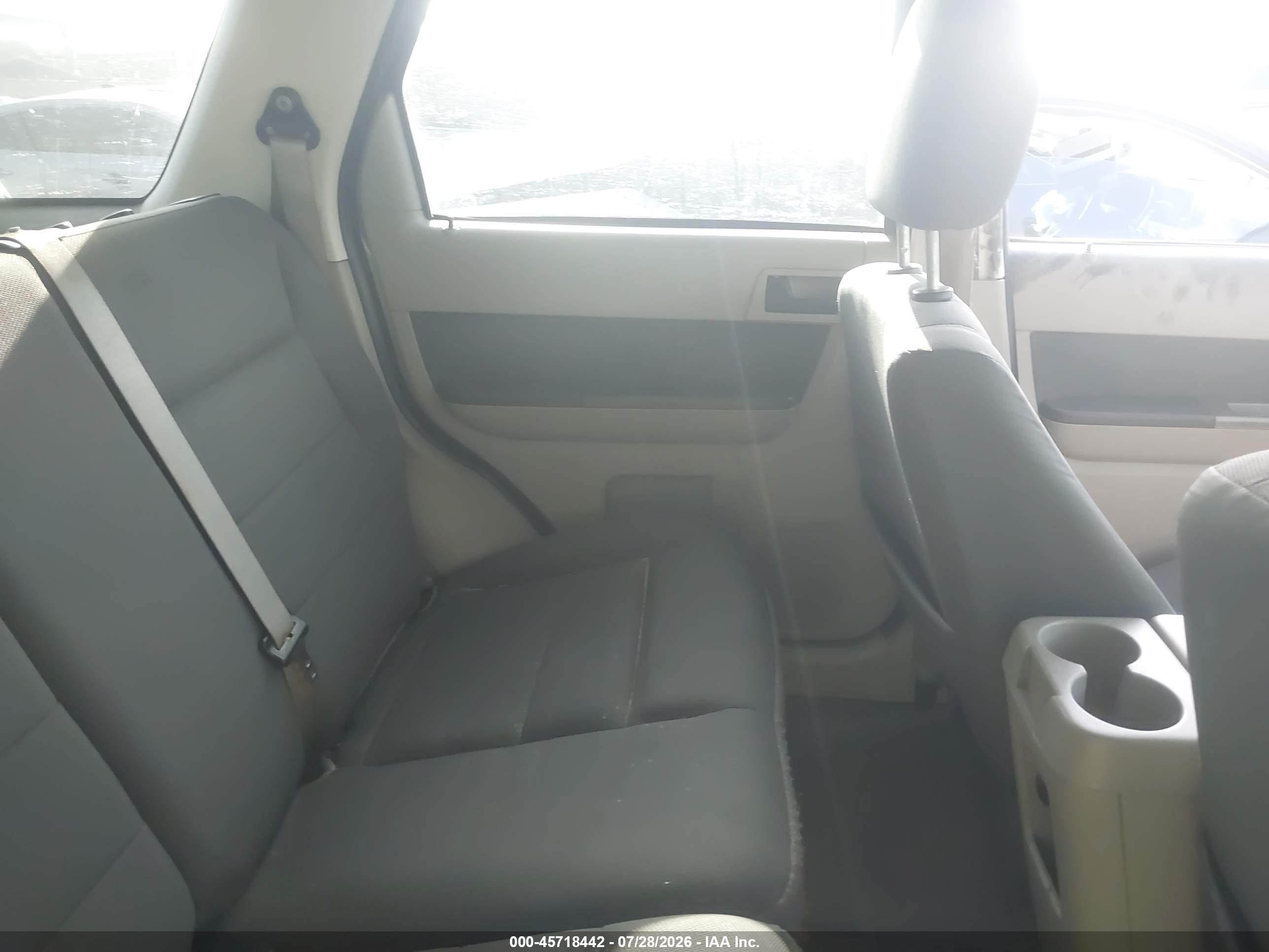 2009 Ford Escape Xlt White vin: 1FMCU03739KA21397