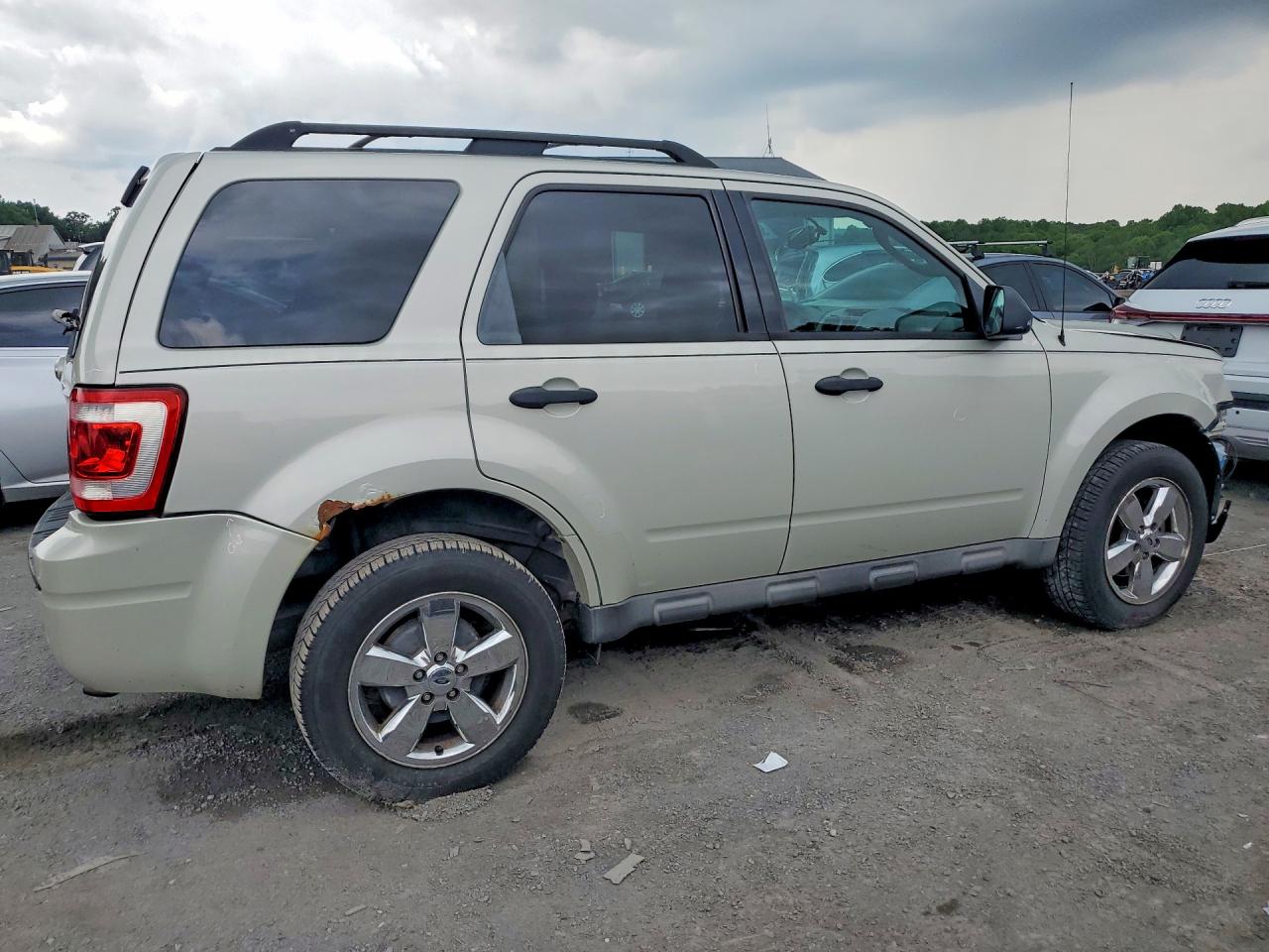 2009 Ford Escape Xlt White vin: 1FMCU03749KA87540