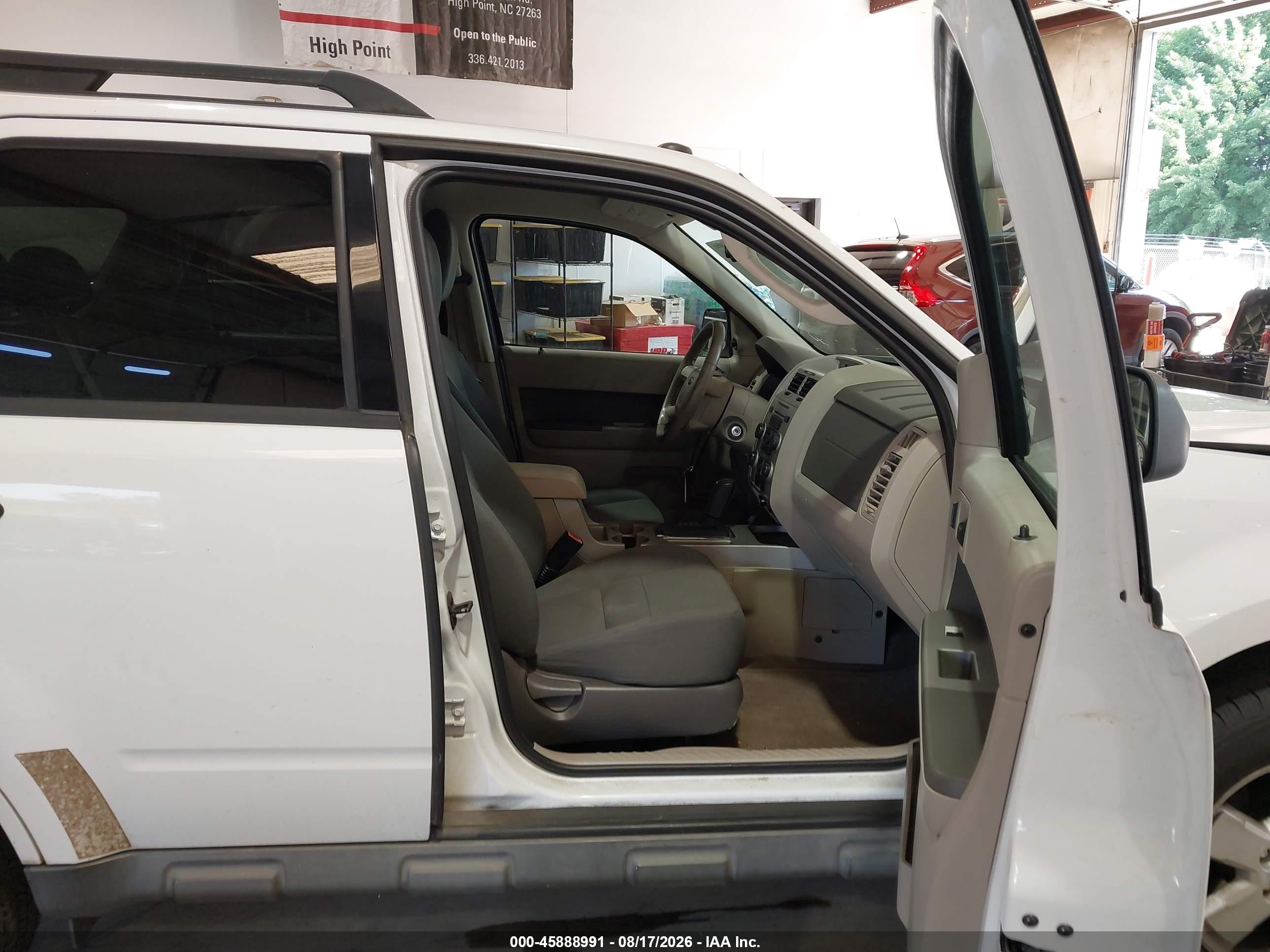 2009 Ford Escape Xlt White vin: 1FMCU037X9KA42781