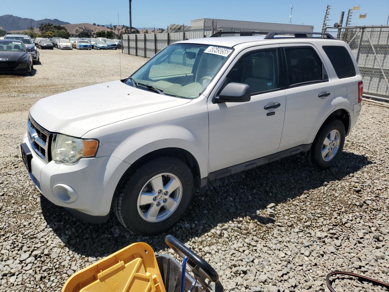 2009 Ford Escape Xlt White vin: 1FMCU03G19KA94980 Damage: Left Front Fender, Dent(S) W/ Paint Dmg, 2 To 3 Inches