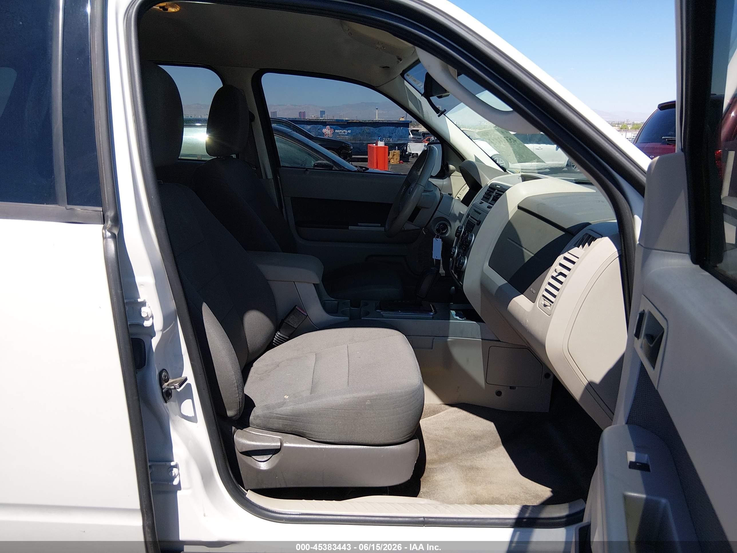 2009 Ford Escape Xlt White vin: 1FMCU03G19KB86221