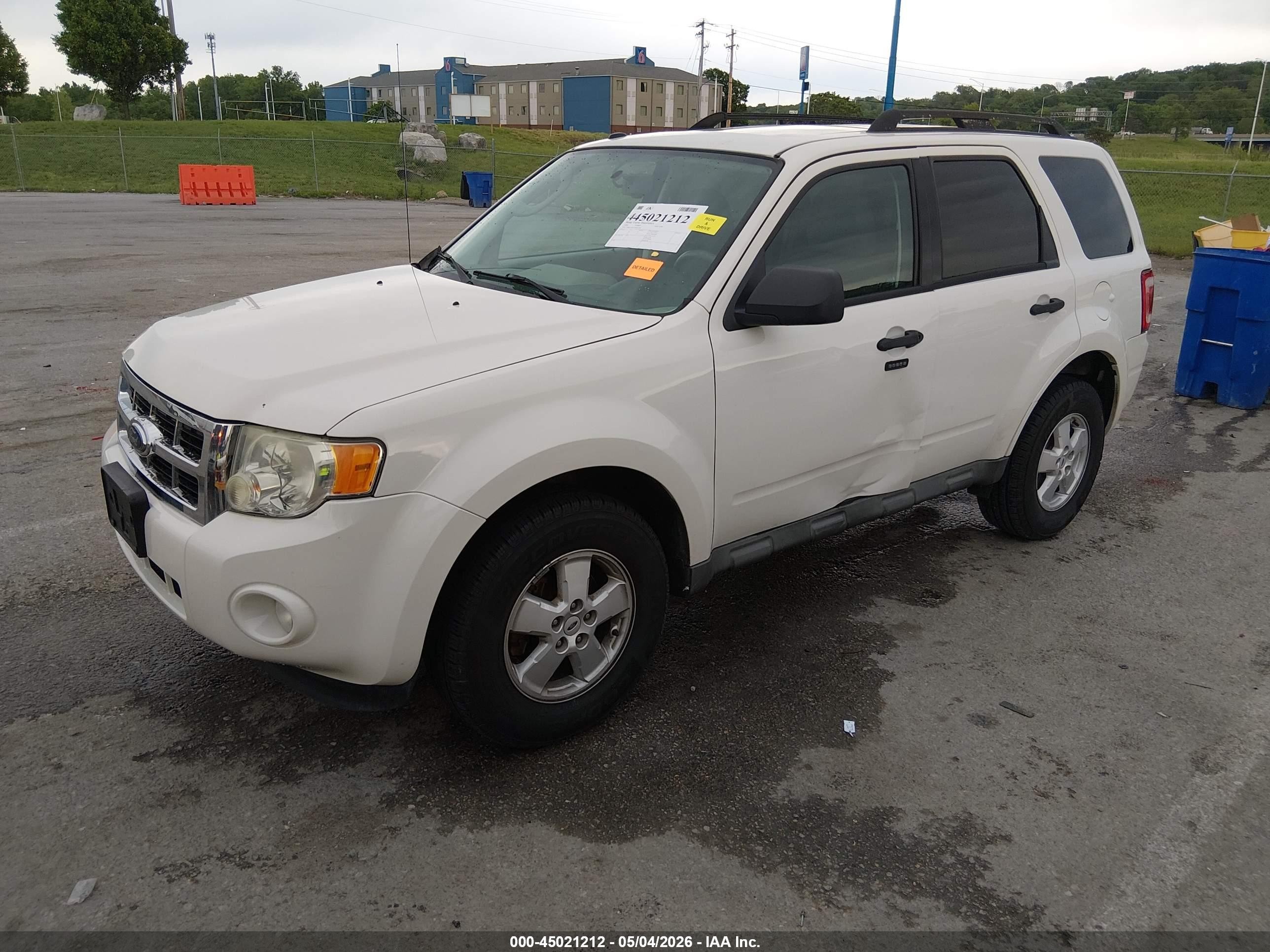 2009 Ford Escape Xlt White vin: 1FMCU03G29KB62865