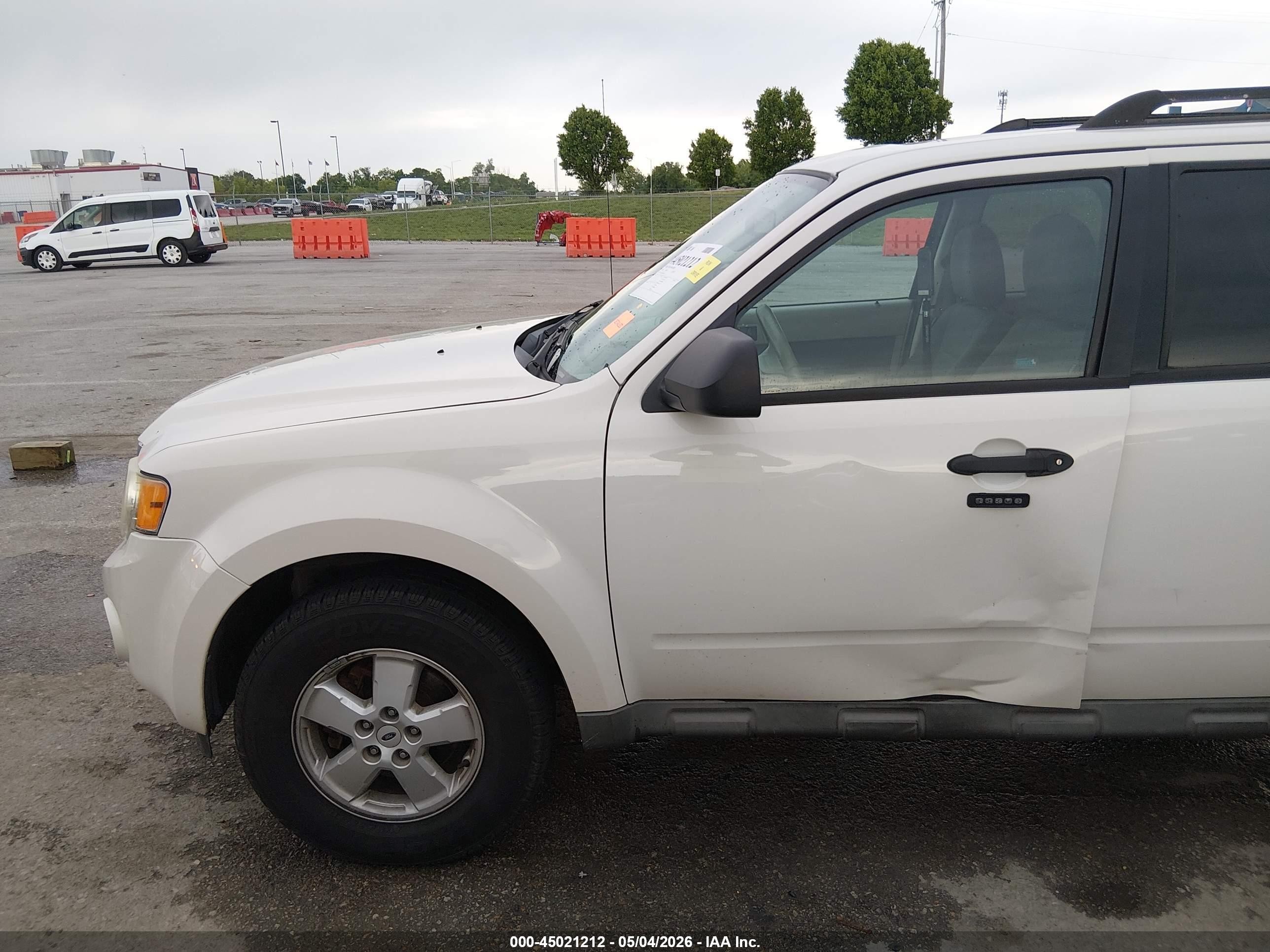 2009 Ford Escape Xlt White vin: 1FMCU03G29KB62865