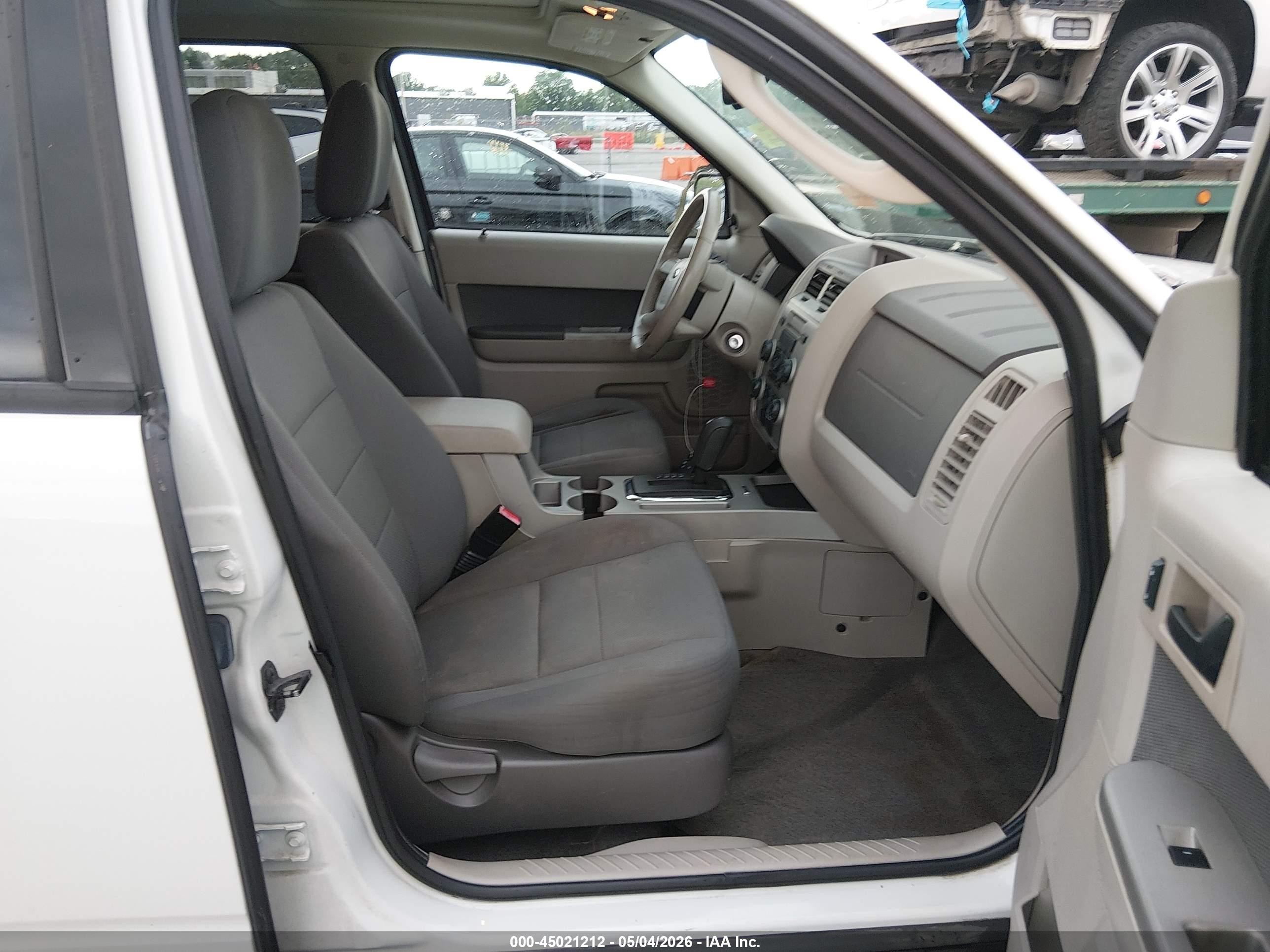 2009 Ford Escape Xlt White vin: 1FMCU03G29KB62865