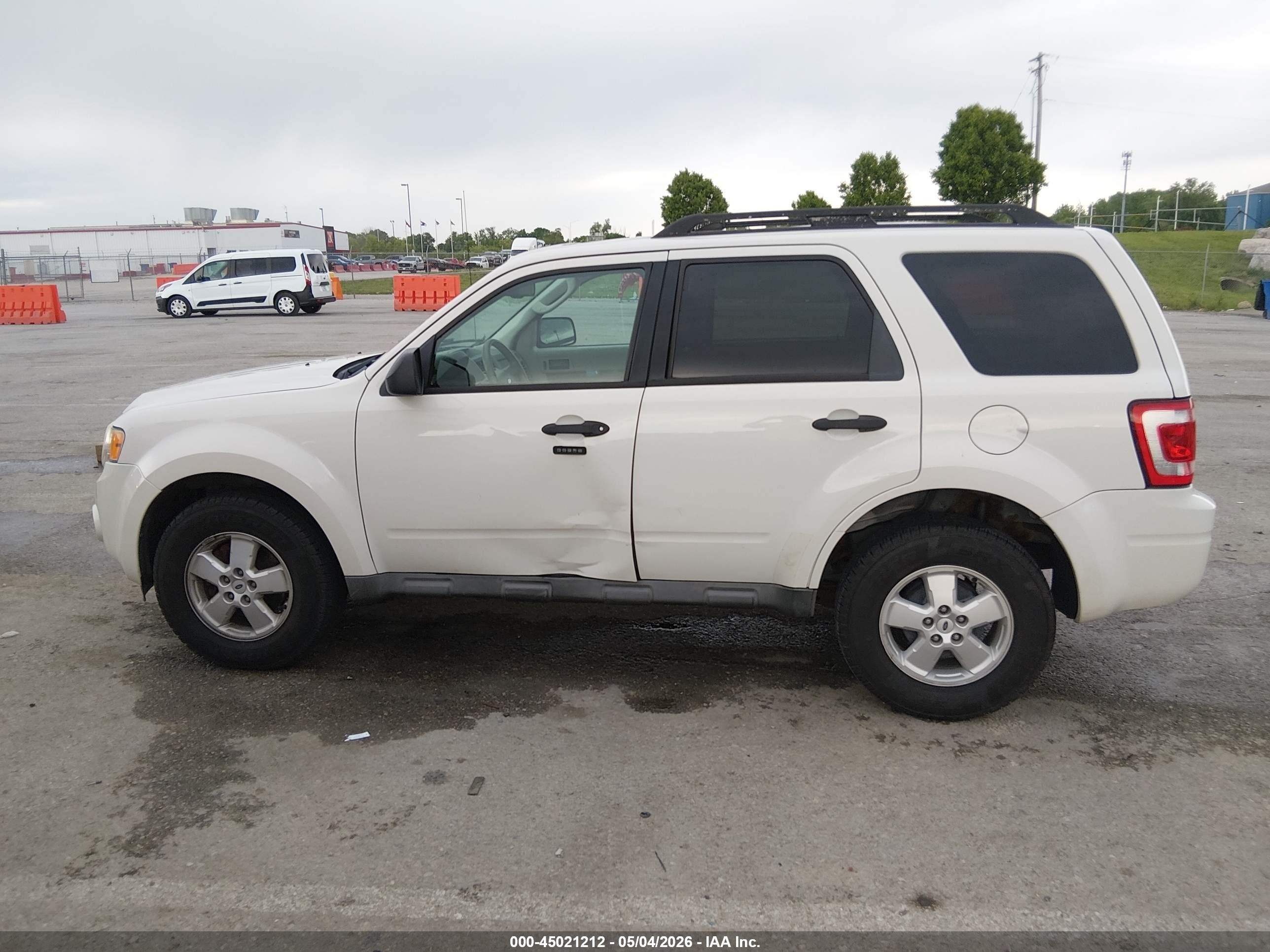 2009 Ford Escape Xlt White vin: 1FMCU03G29KB62865
