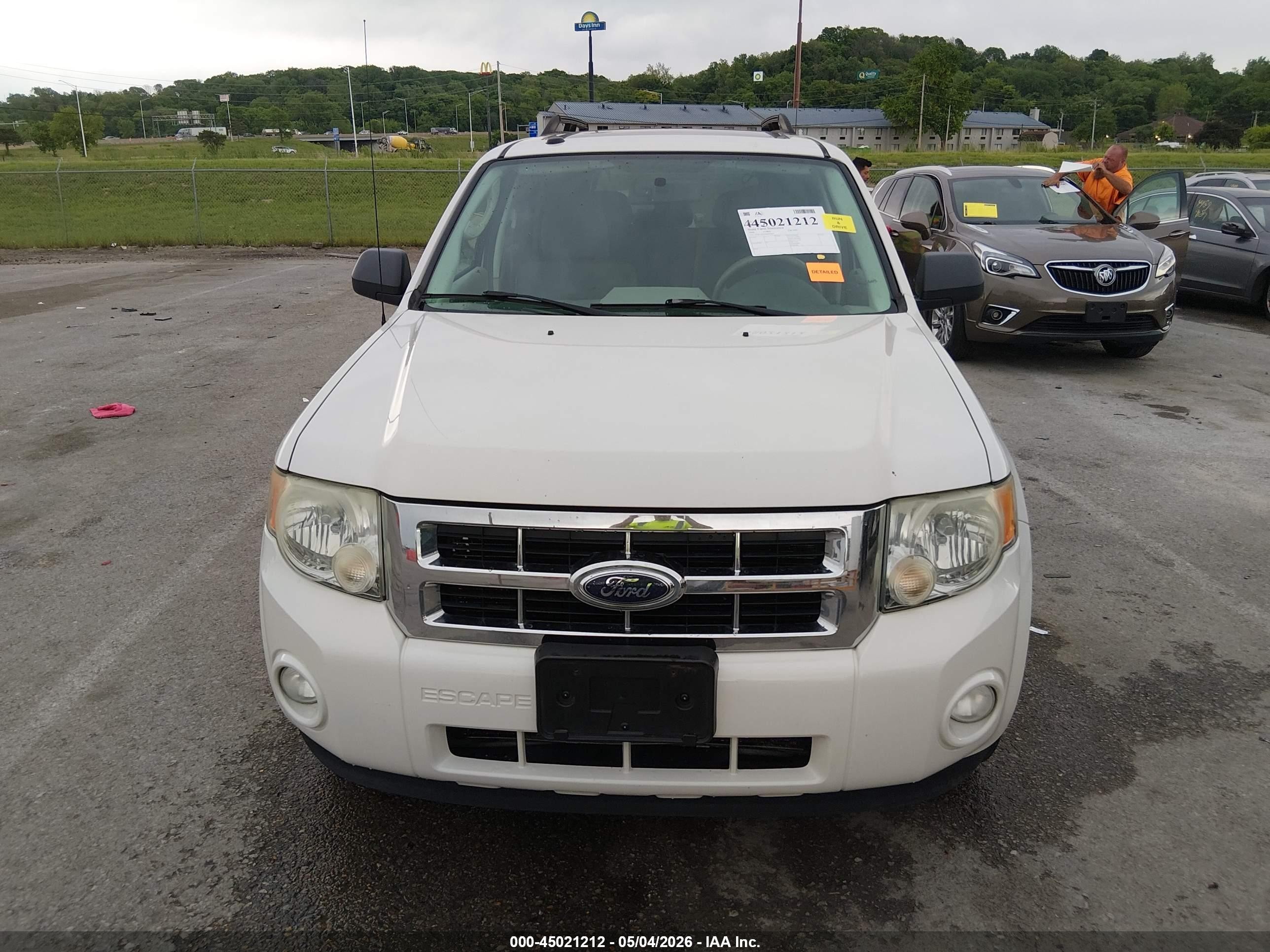 2009 Ford Escape Xlt White vin: 1FMCU03G29KB62865