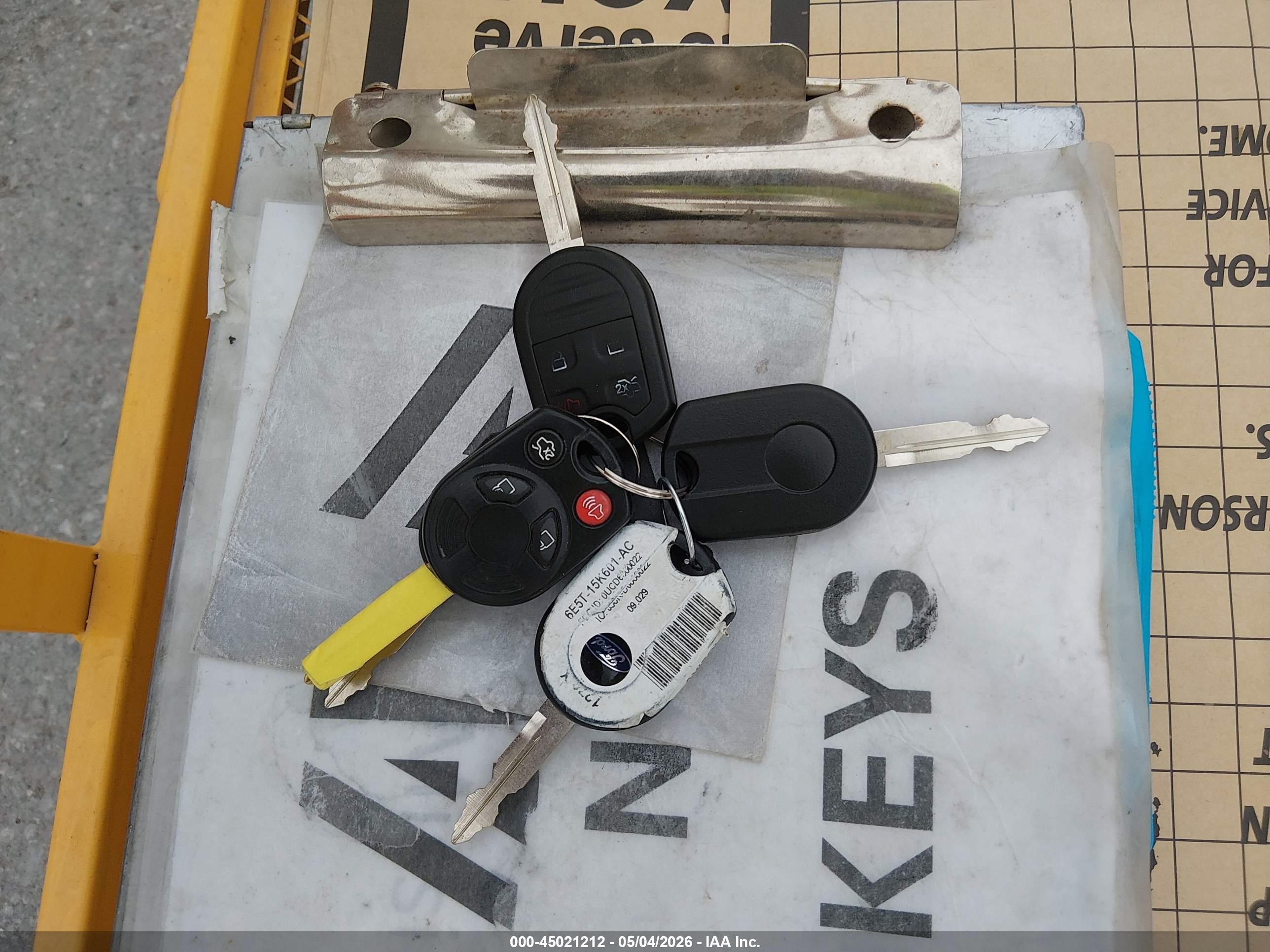 2009 Ford Escape Xlt White vin: 1FMCU03G29KB62865