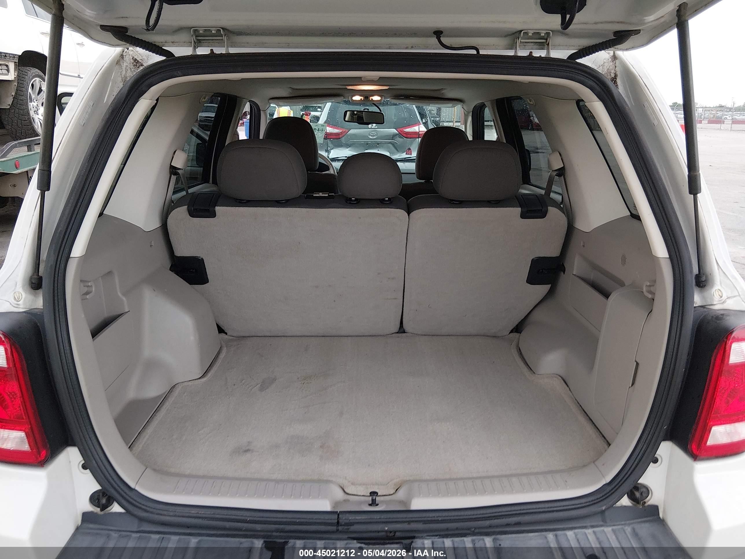 2009 Ford Escape Xlt White vin: 1FMCU03G29KB62865