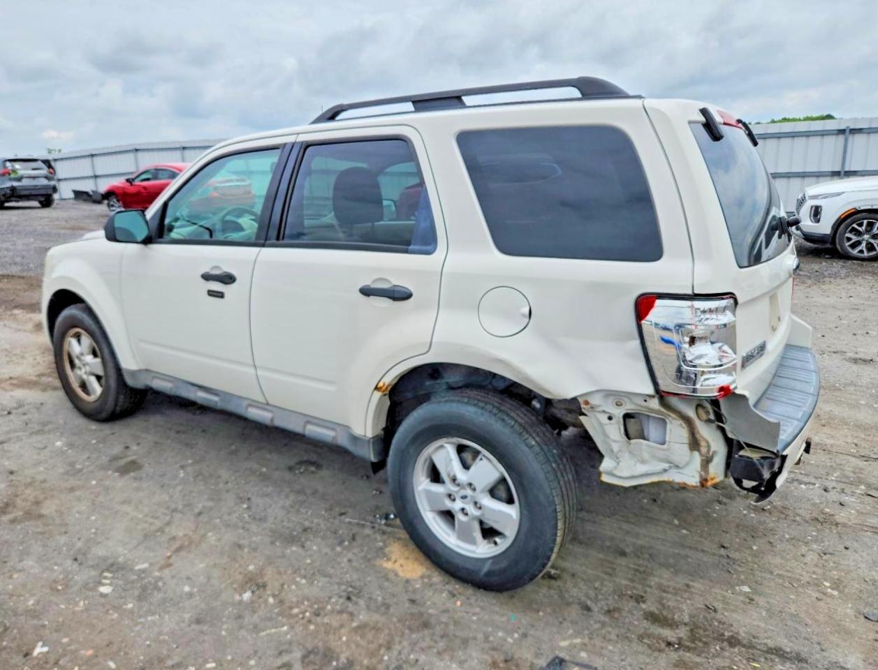 2009 Ford Escape Xlt White vin: 1FMCU03G79KC34692