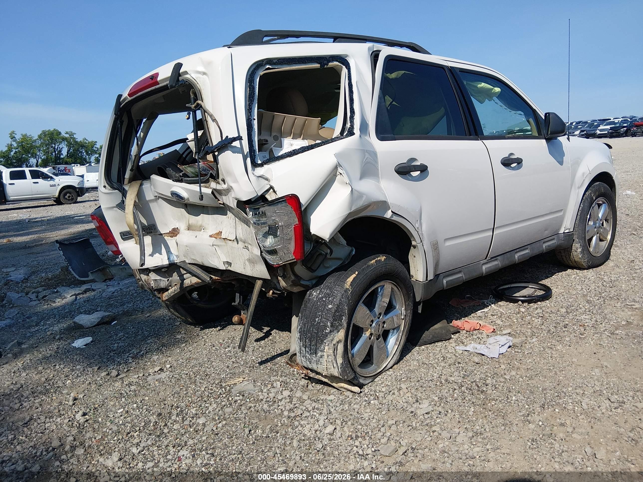 2009 Ford Escape Xlt White vin: 1FMCU03G79KC67143