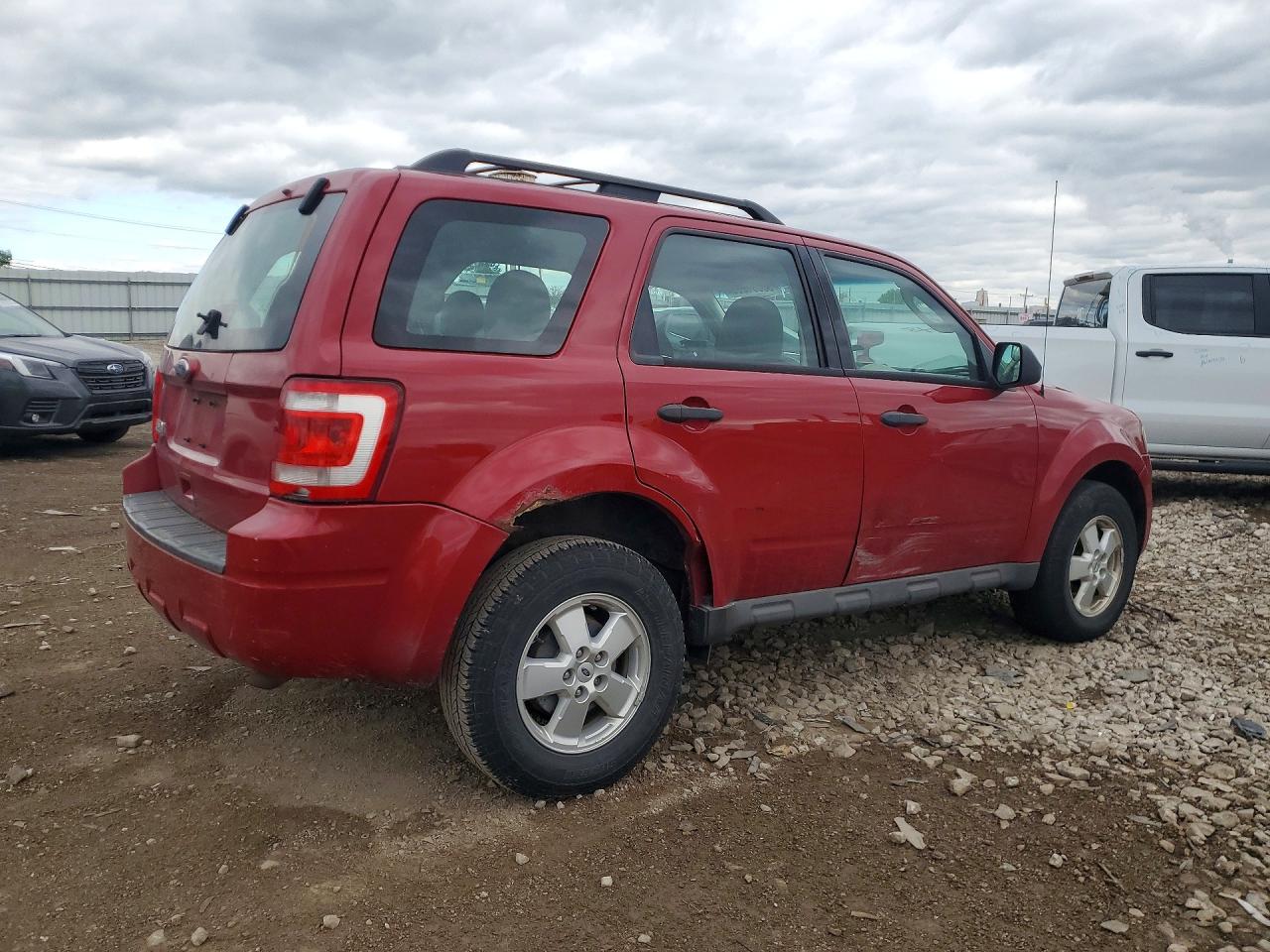 2010 Ford Escape Xls Red vin: 1FMCU0C70AKC88131