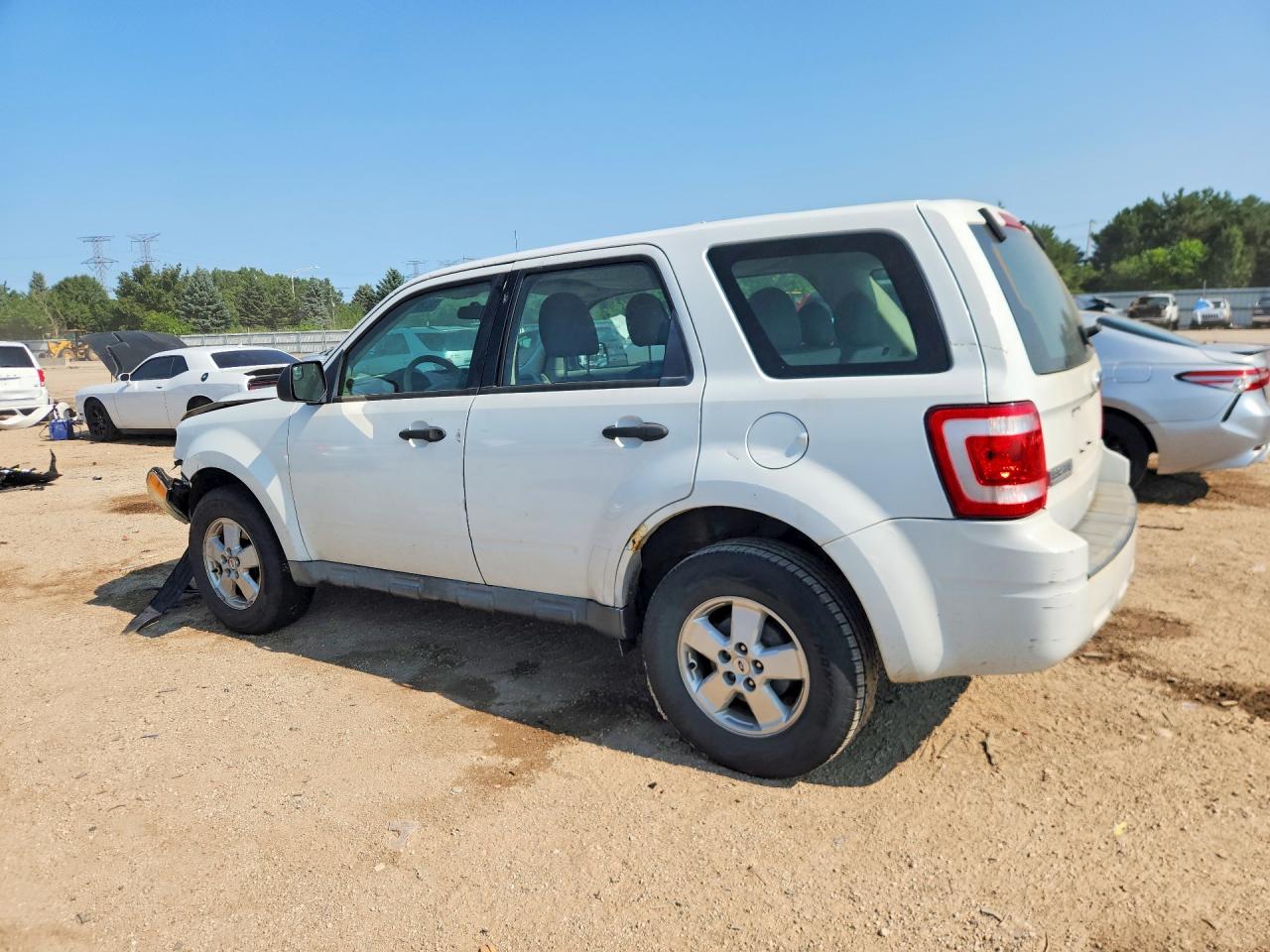 2010 Ford Escape Xls White vin: 1FMCU0C70AKC90154