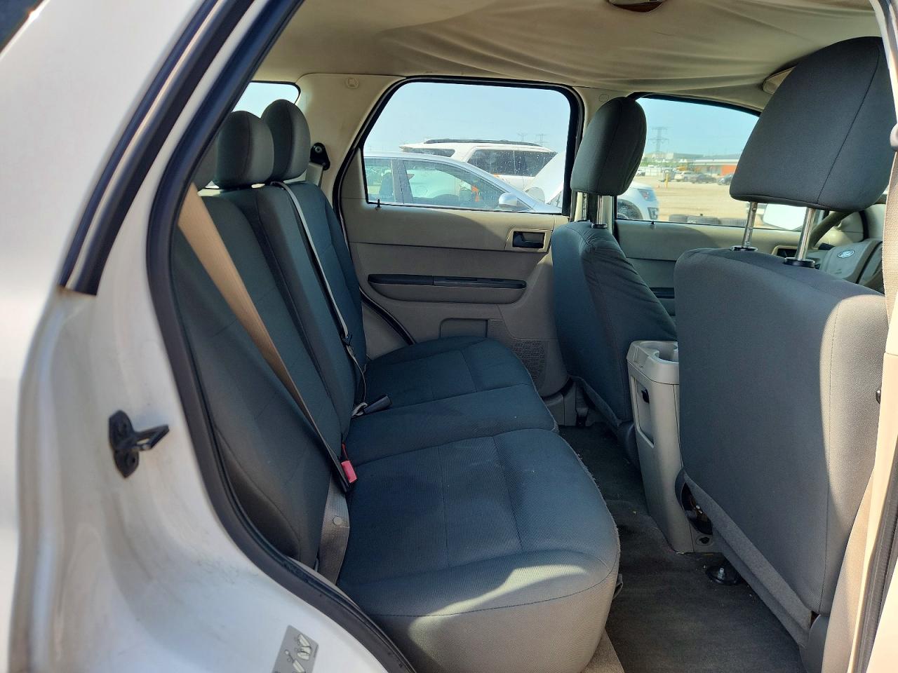 2010 Ford Escape Xls White vin: 1FMCU0C70AKC90154