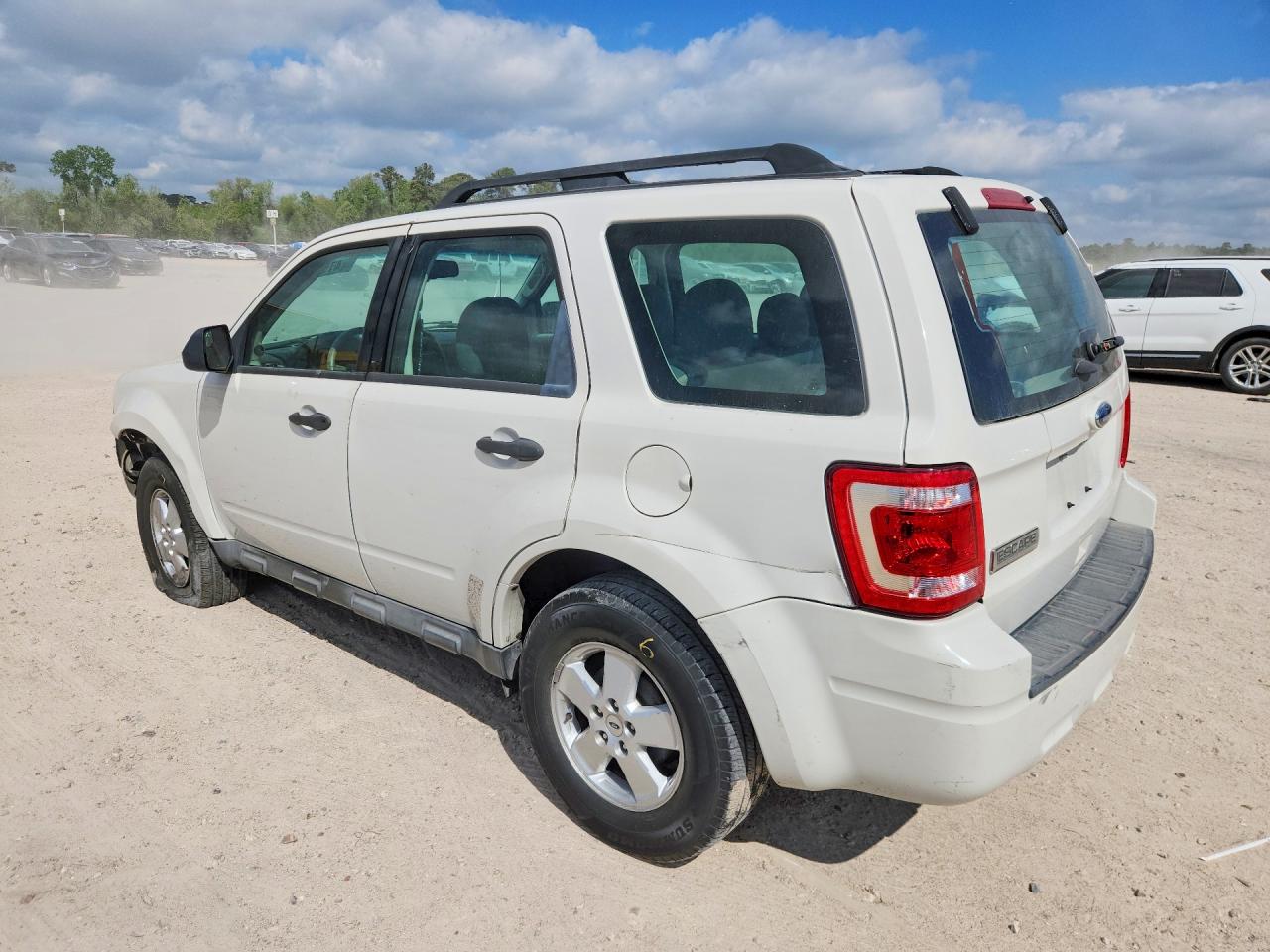 2012 Ford Escape Xls White vin: 1FMCU0C71CKB30660