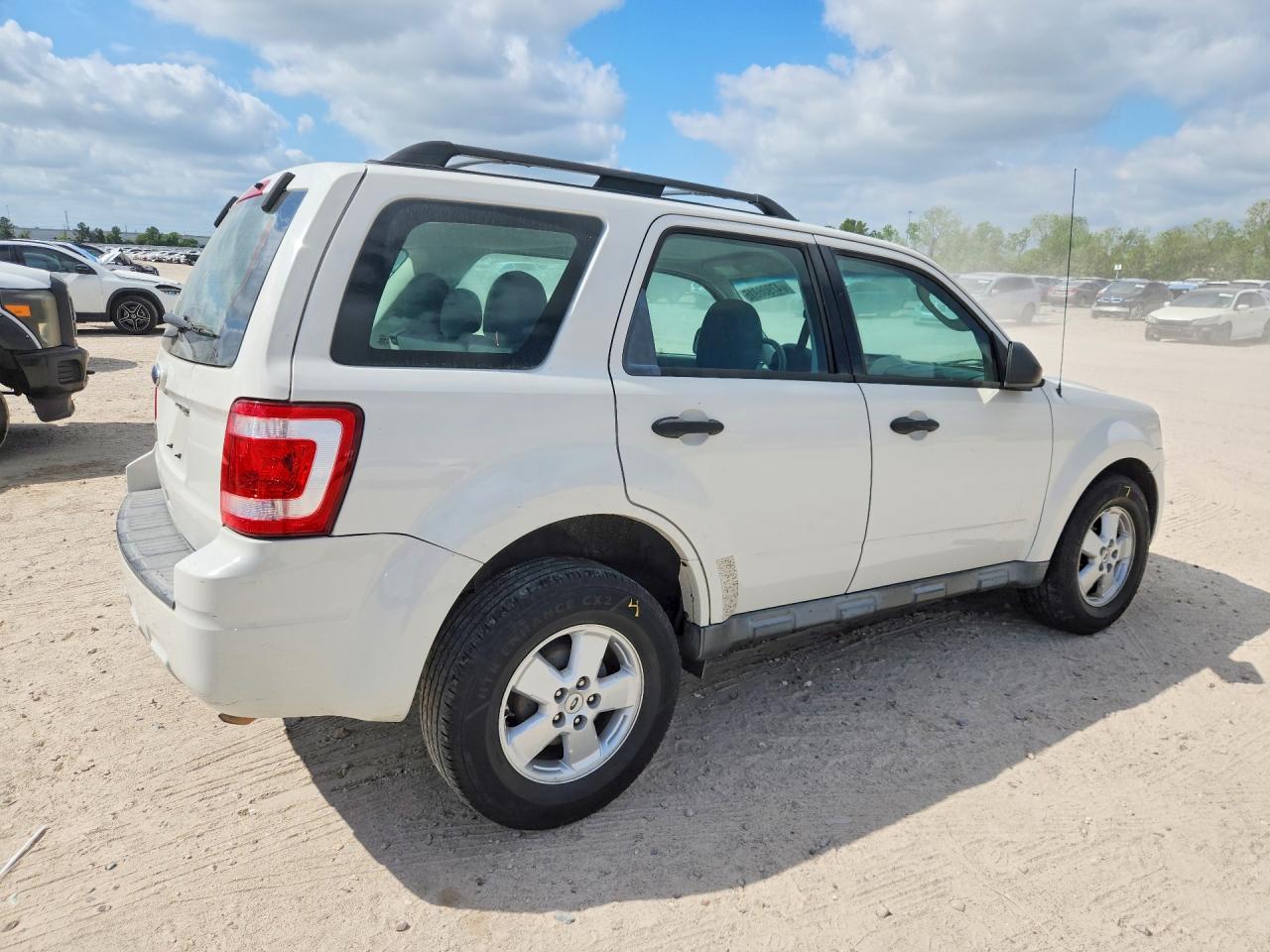 2012 Ford Escape Xls White vin: 1FMCU0C71CKB30660