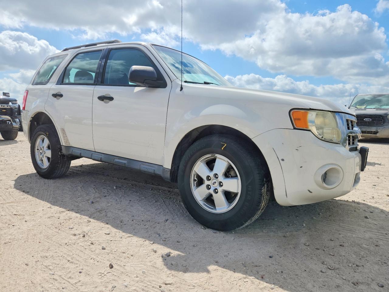 2012 Ford Escape Xls White vin: 1FMCU0C71CKB30660