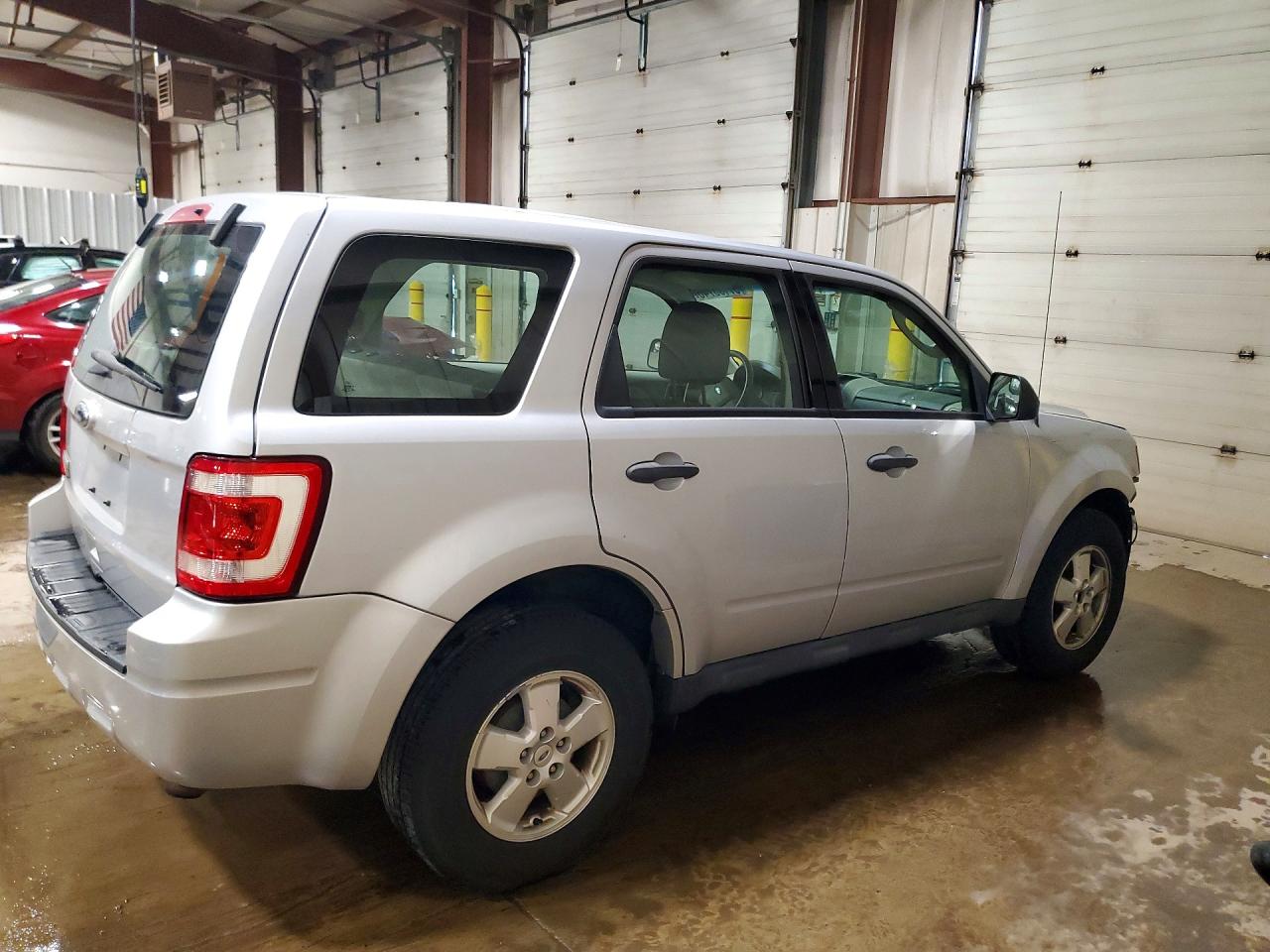 2012 Ford Escape Xls Серебряный vin: 1FMCU0C71CKC37868