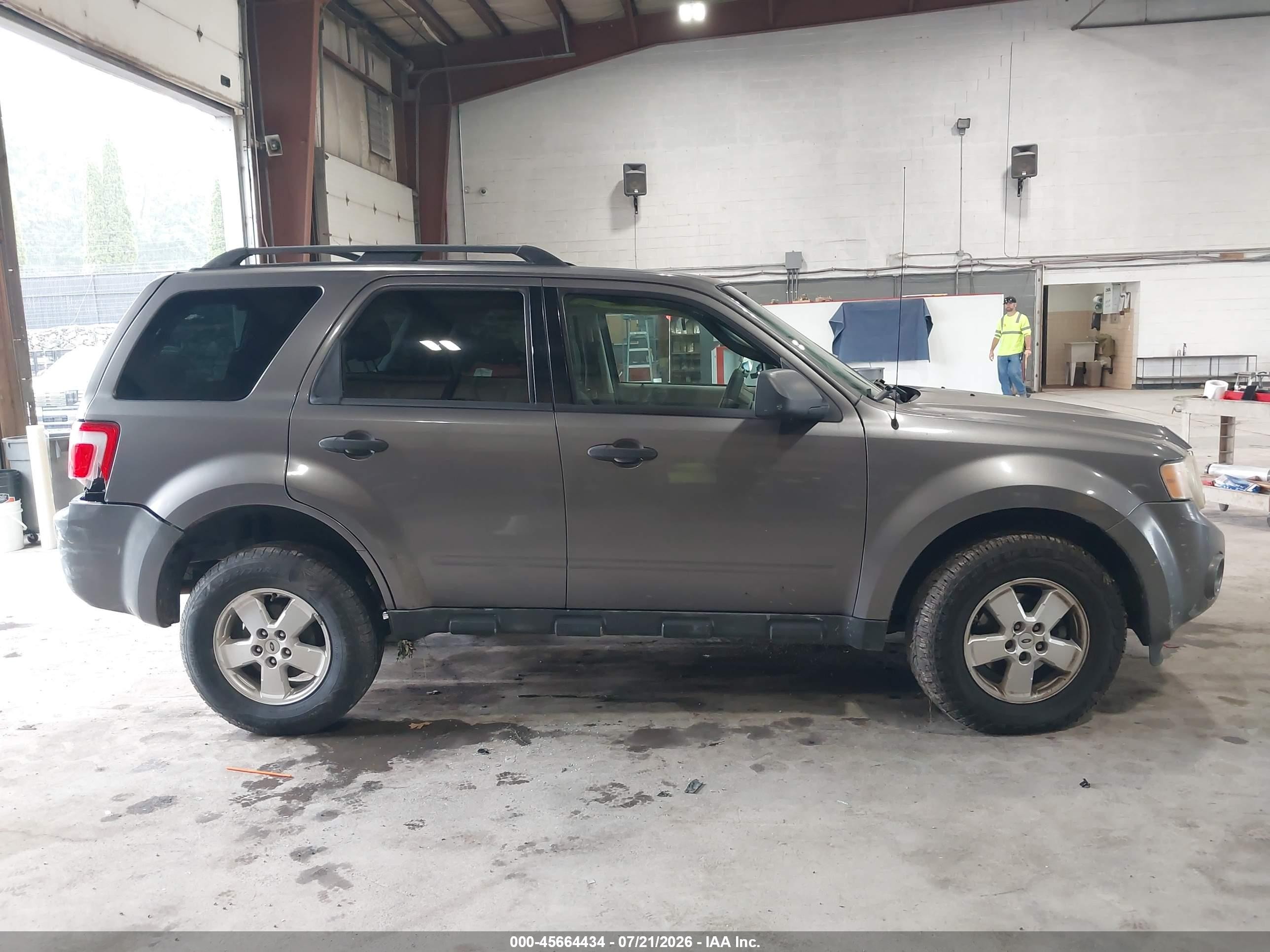 2010 Ford Escape Xls Gray vin: 1FMCU0C72AKB18711