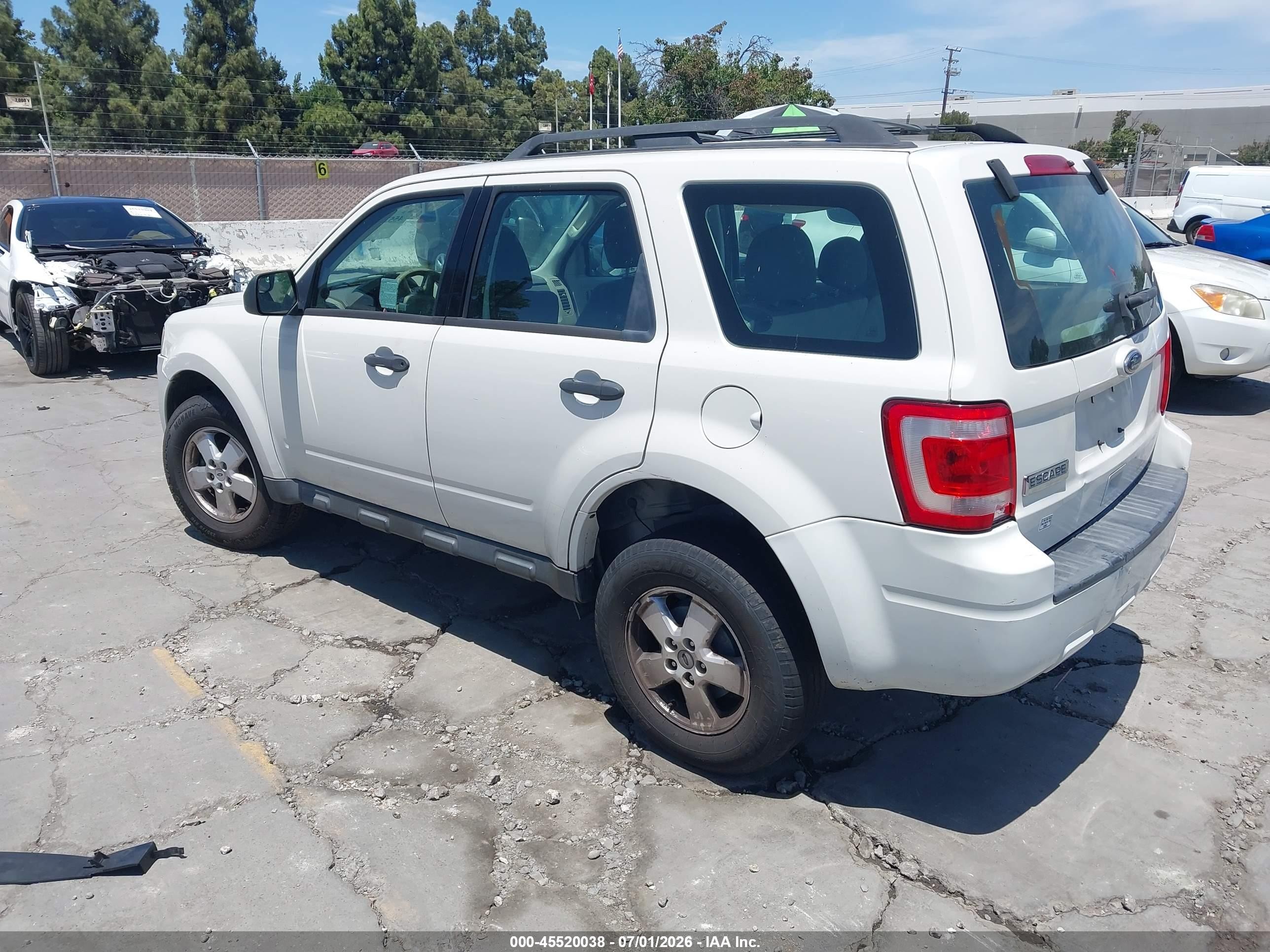 2011 Ford Escape Xls White vin: 1FMCU0C72BKA81967