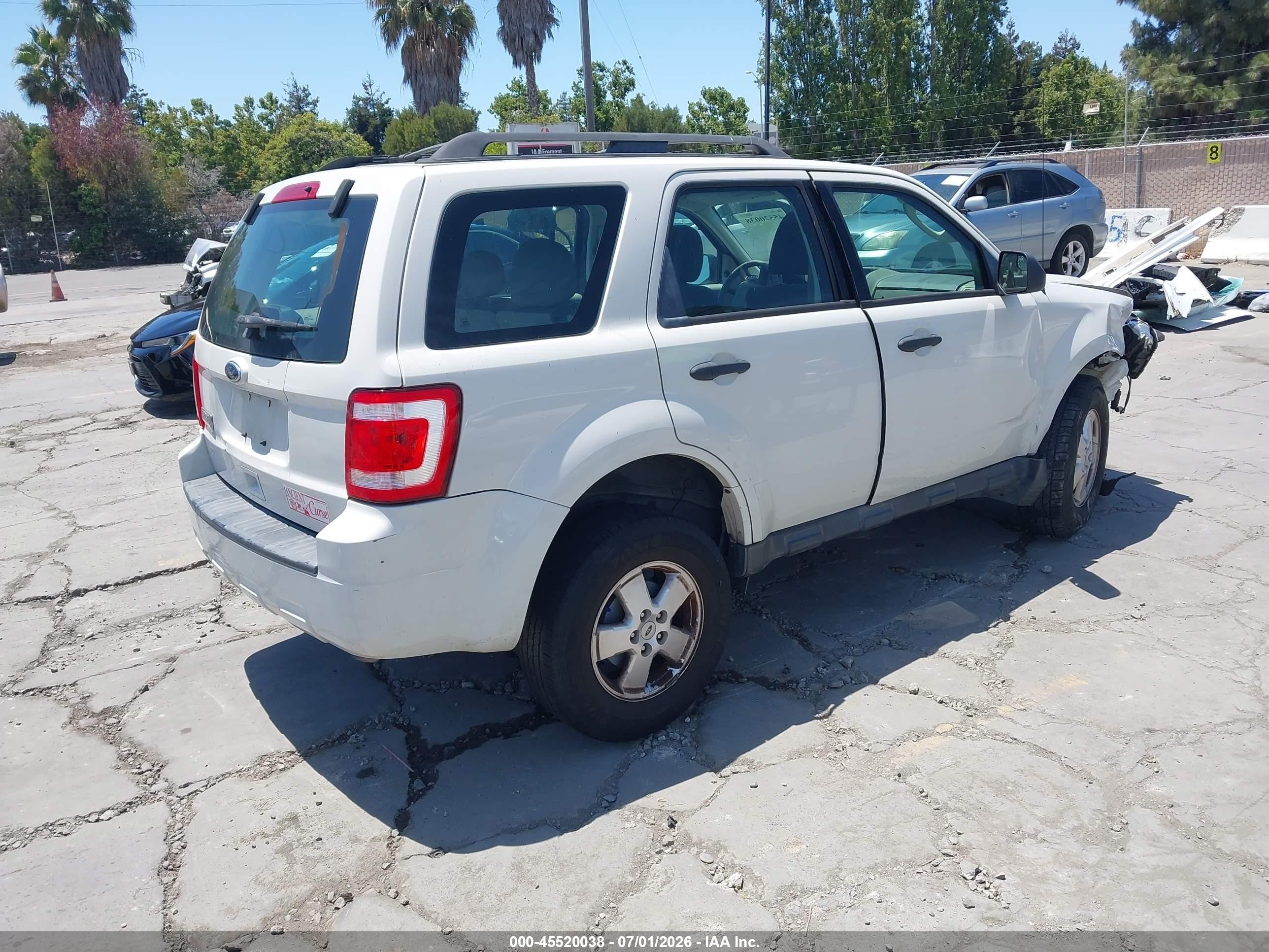 2011 Ford Escape Xls White vin: 1FMCU0C72BKA81967