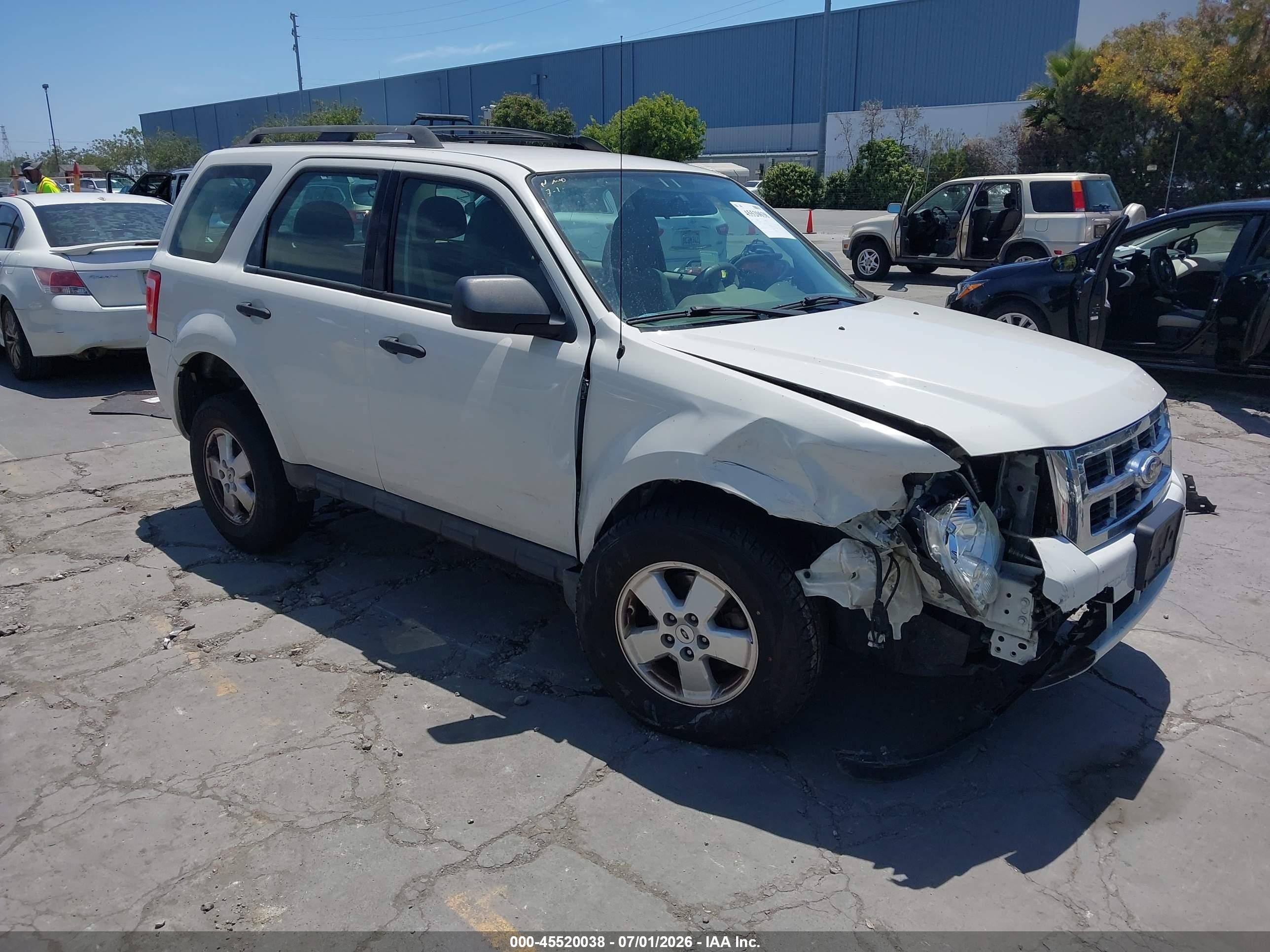 2011 Ford Escape Xls White vin: 1FMCU0C72BKA81967