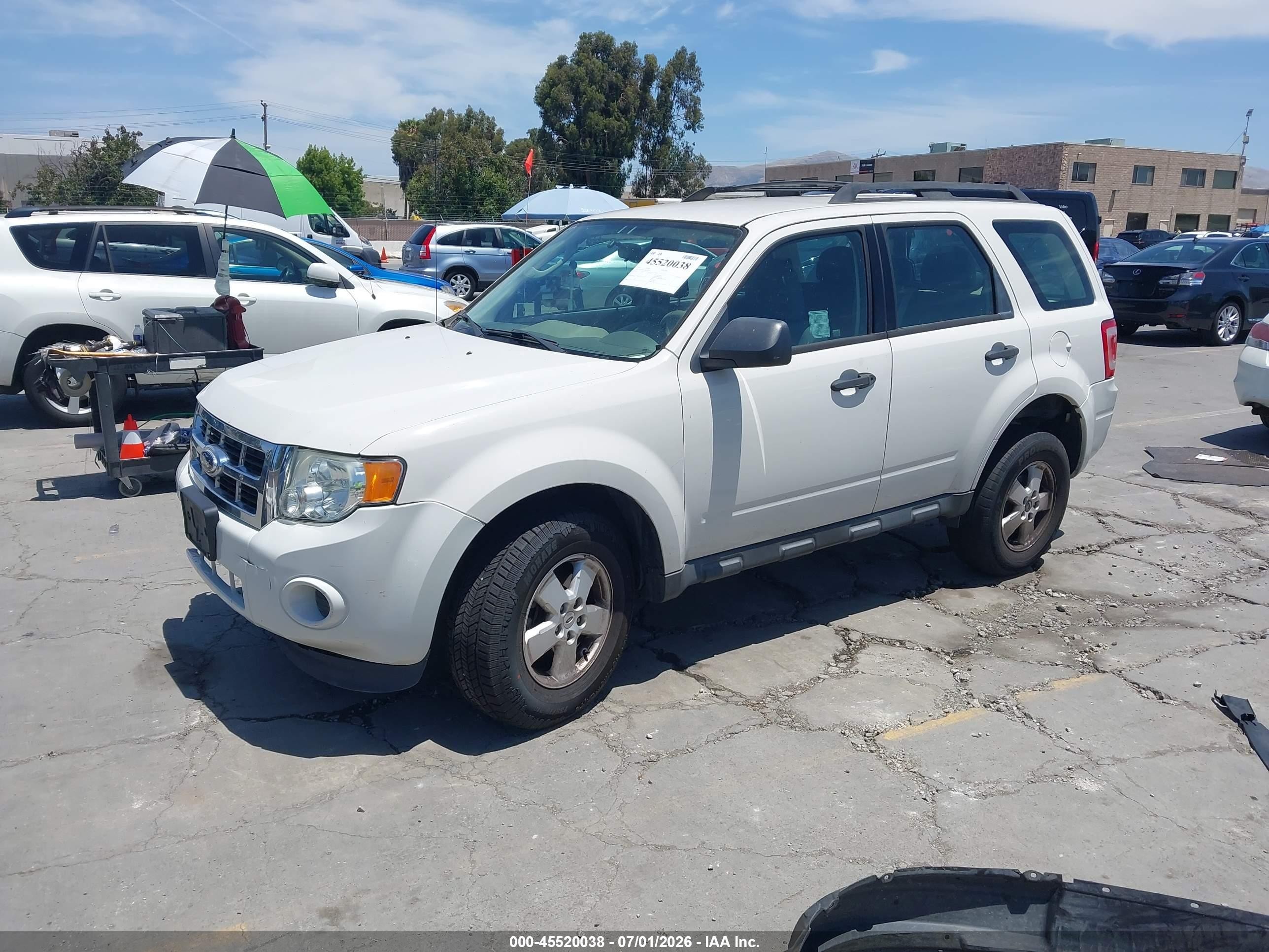 2011 Ford Escape Xls White vin: 1FMCU0C72BKA81967