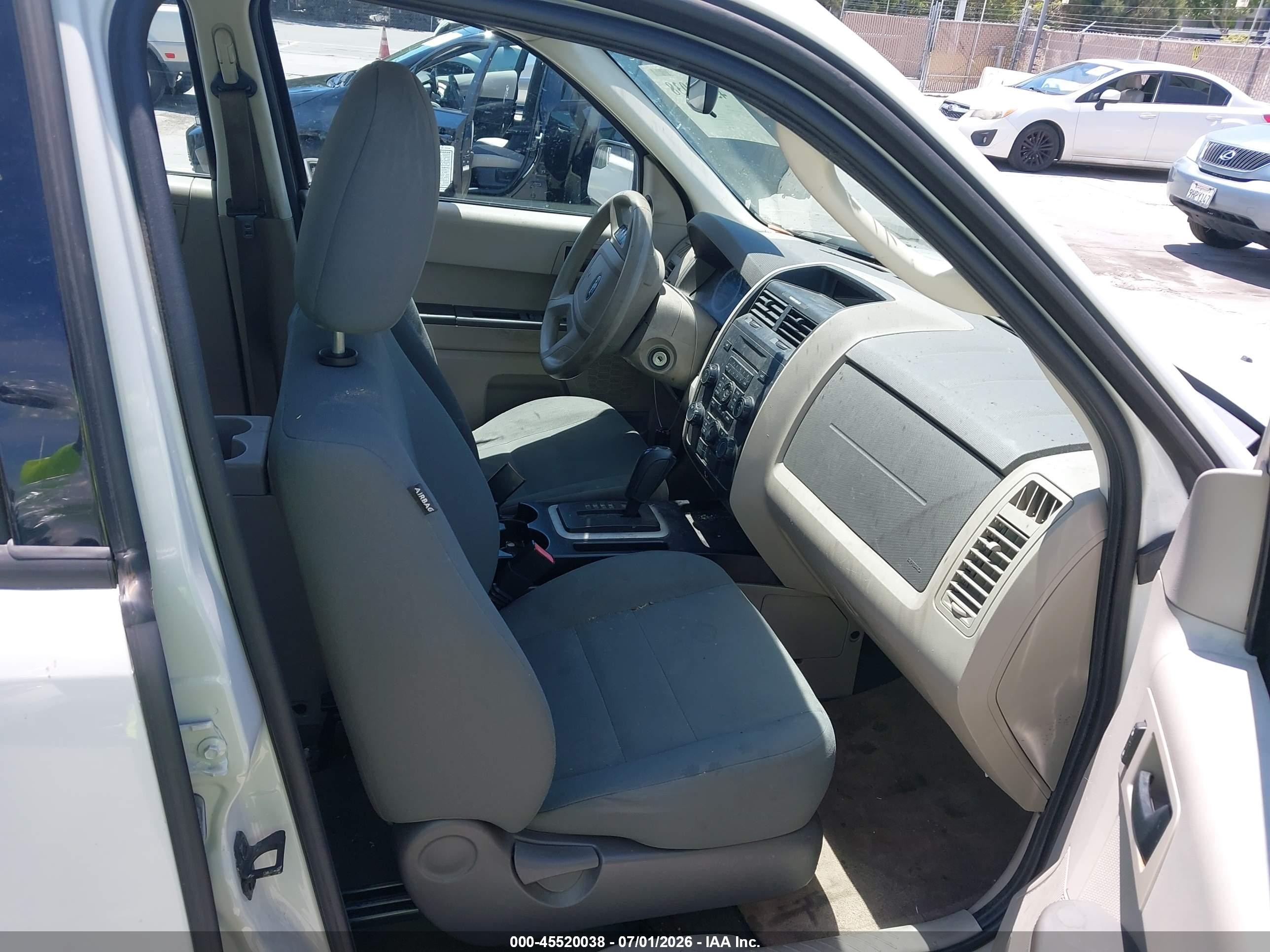 2011 Ford Escape Xls White vin: 1FMCU0C72BKA81967