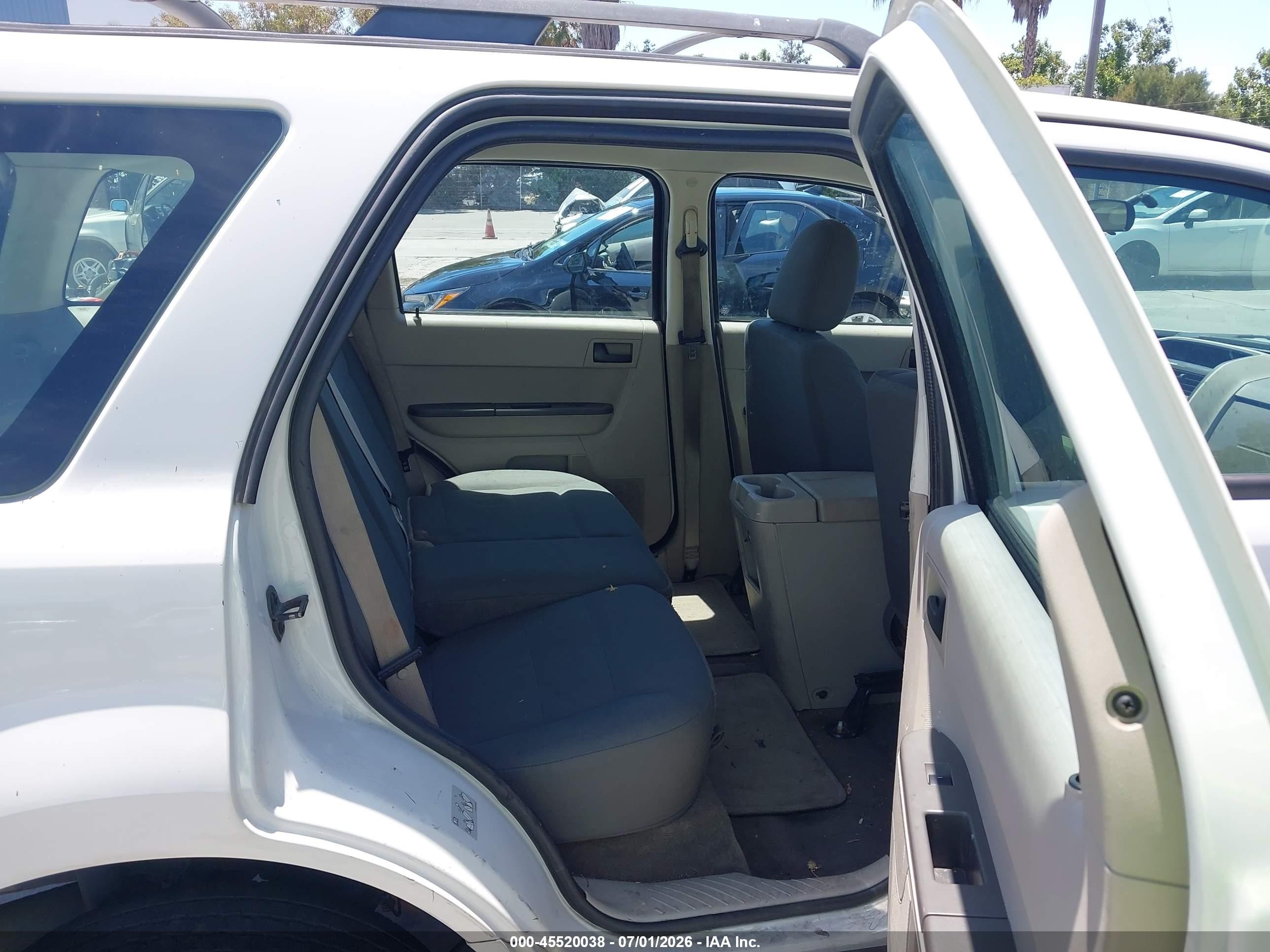 2011 Ford Escape Xls White vin: 1FMCU0C72BKA81967