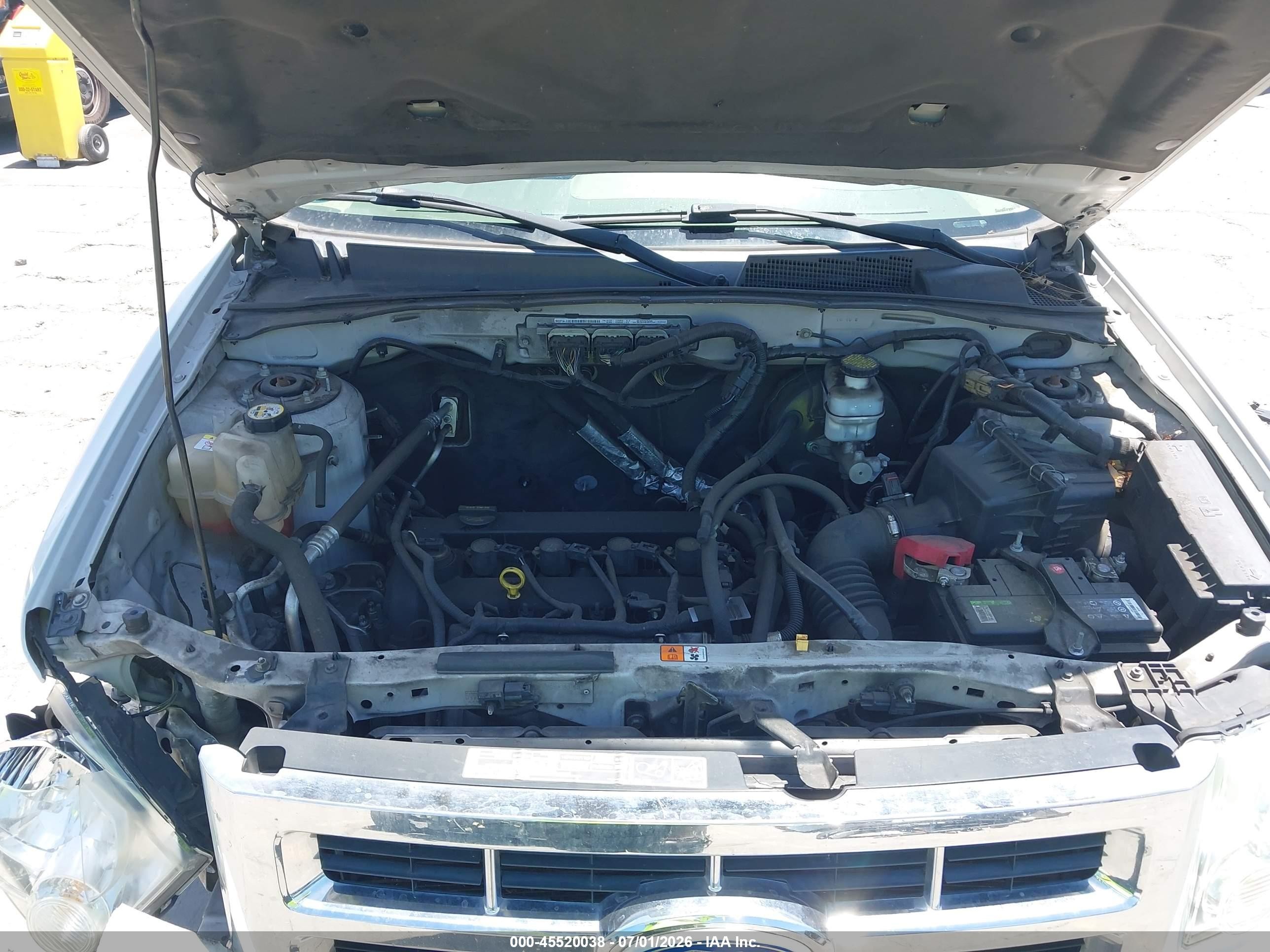 2011 Ford Escape Xls White vin: 1FMCU0C72BKA81967