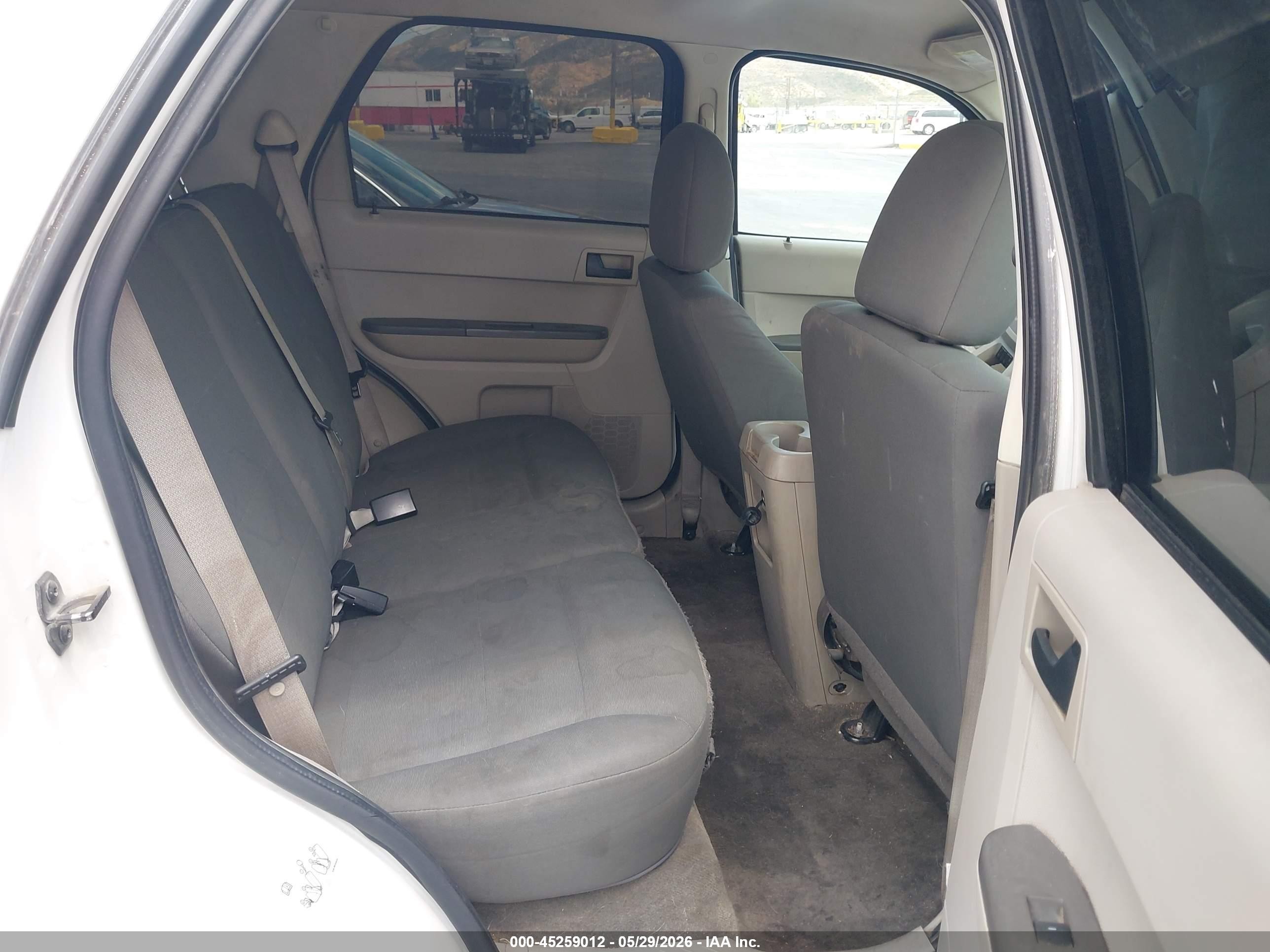 2011 Ford Escape Xls White vin: 1FMCU0C72BKC41815