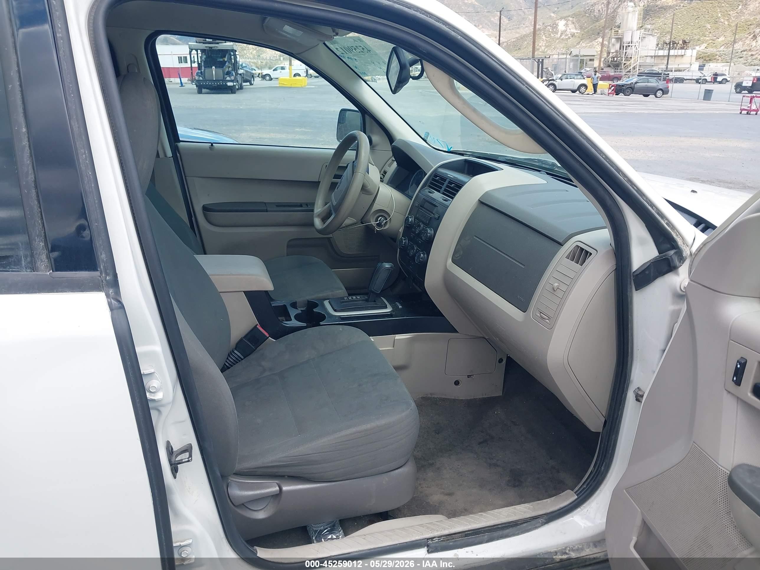 2011 Ford Escape Xls White vin: 1FMCU0C72BKC41815
