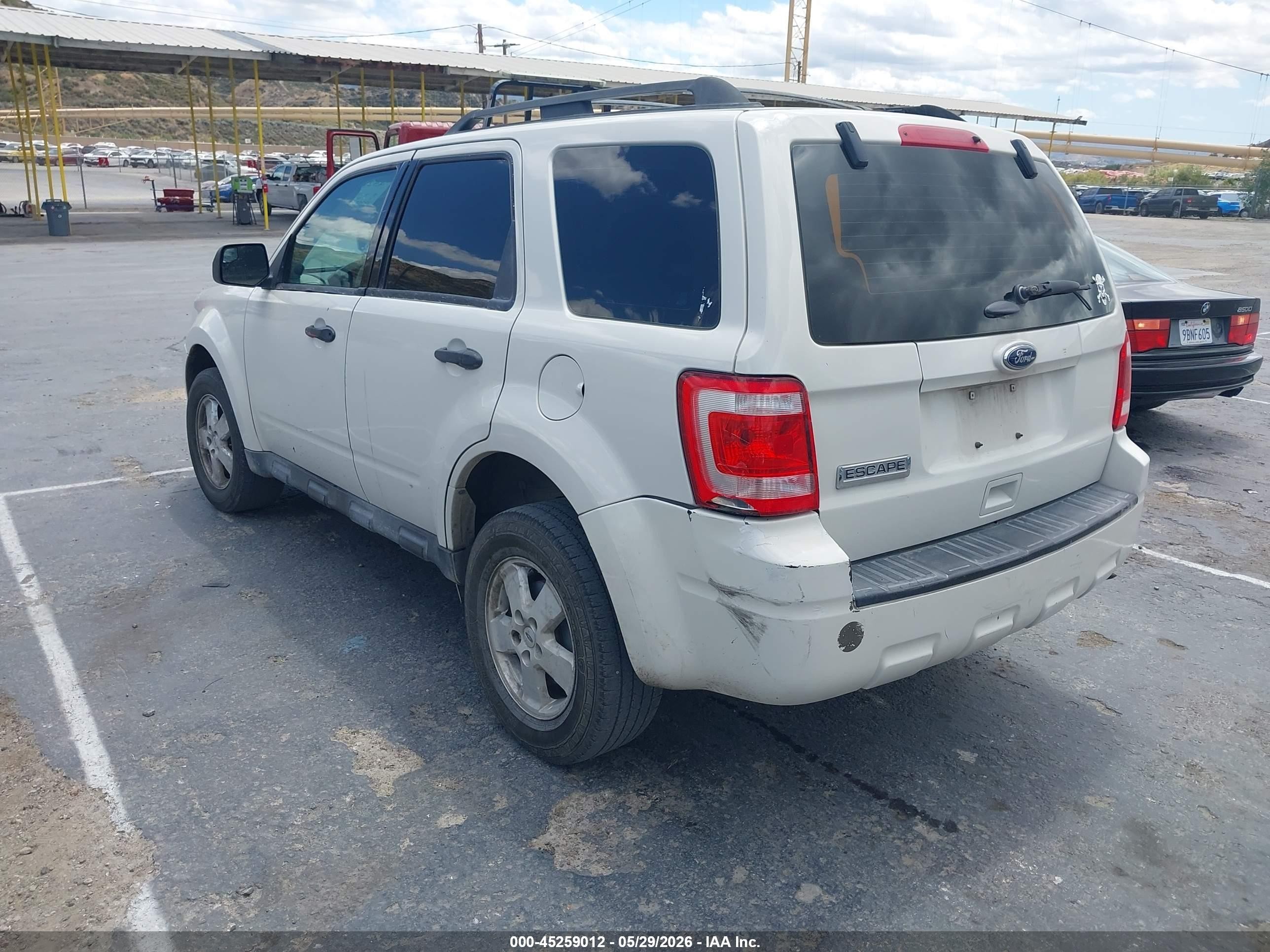 2011 Ford Escape Xls White vin: 1FMCU0C72BKC41815