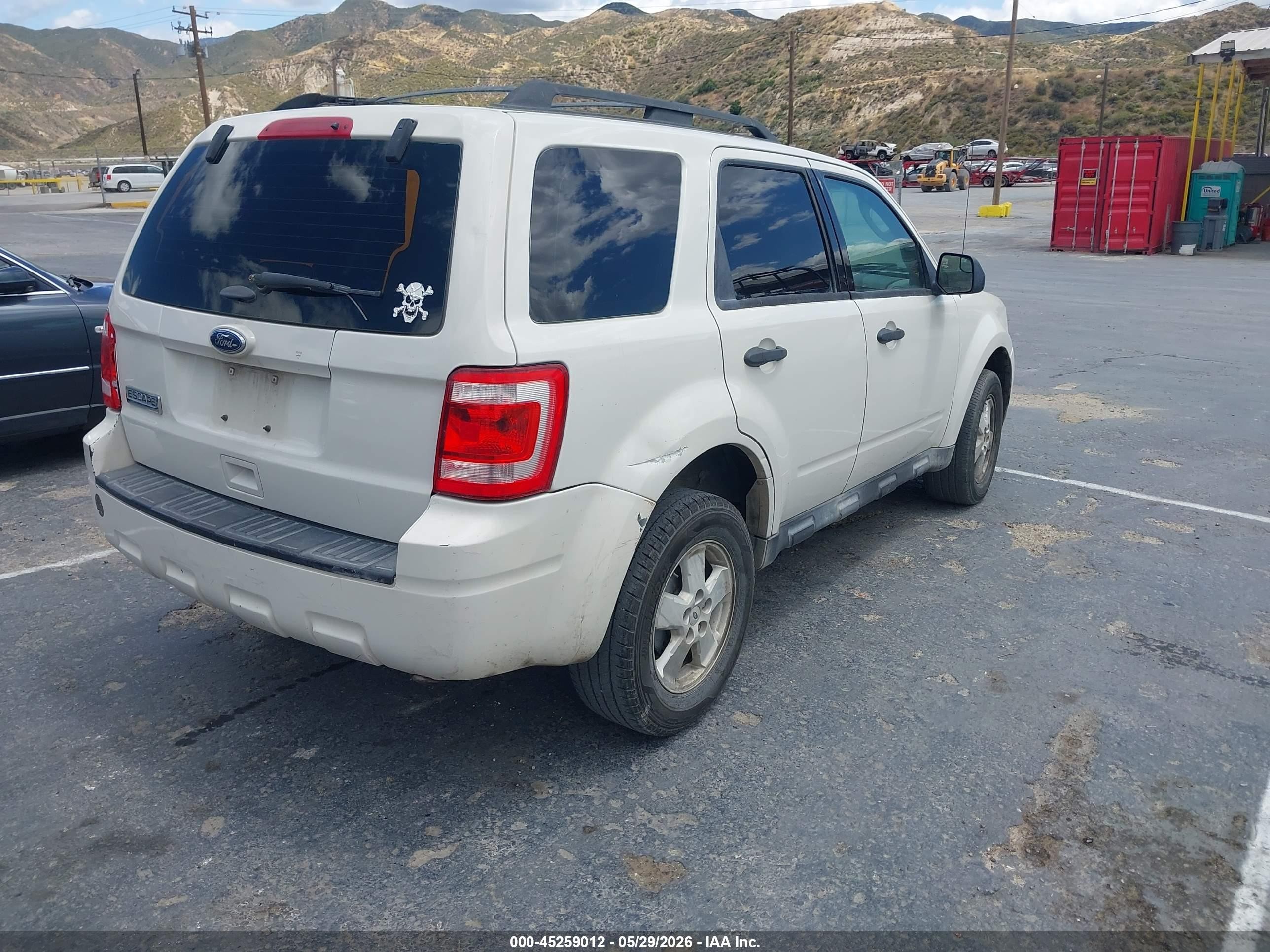 2011 Ford Escape Xls White vin: 1FMCU0C72BKC41815