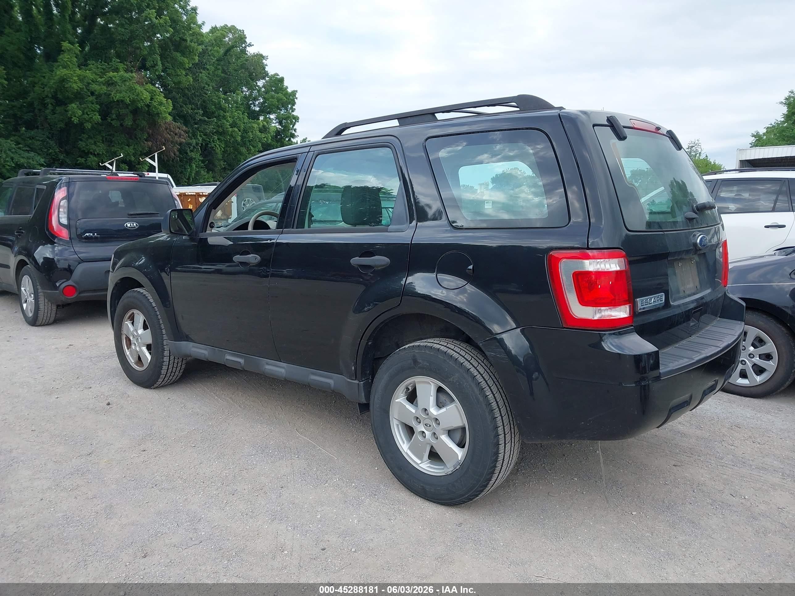 2011 Ford Escape Xls Черный vin: 1FMCU0C73BKB03278