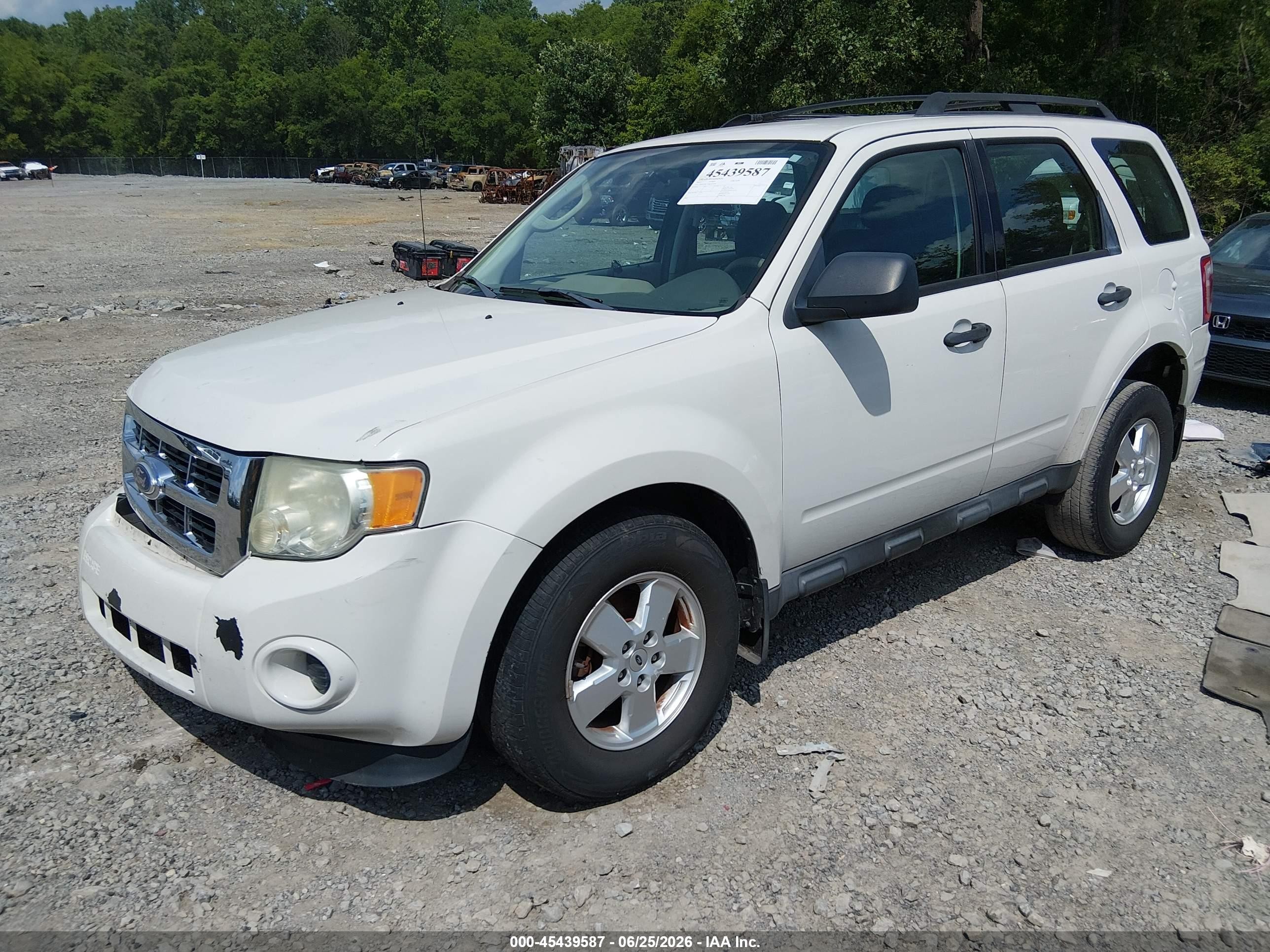 2011 Ford Escape Xls White vin: 1FMCU0C73BKB70169