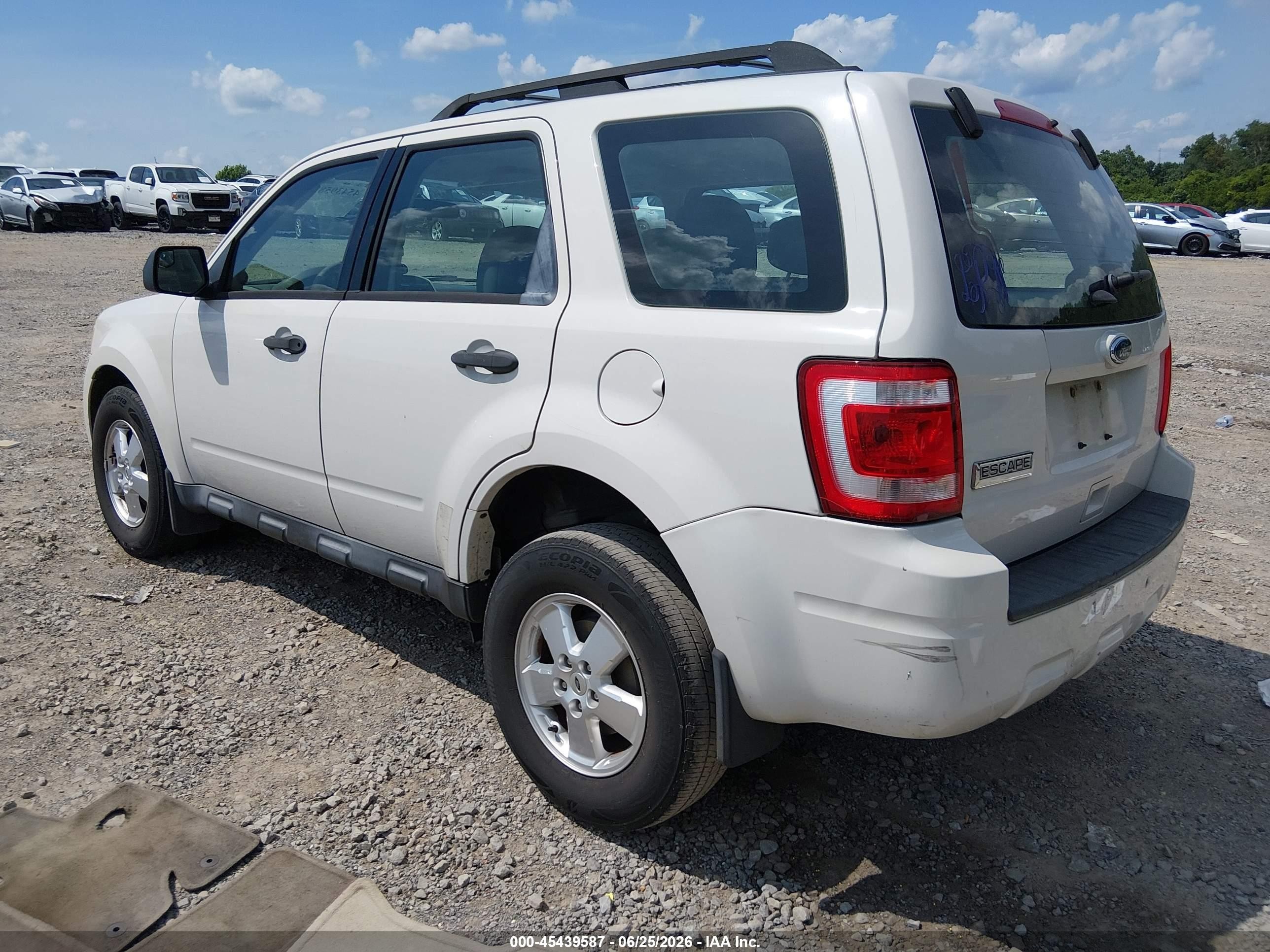 2011 Ford Escape Xls White vin: 1FMCU0C73BKB70169