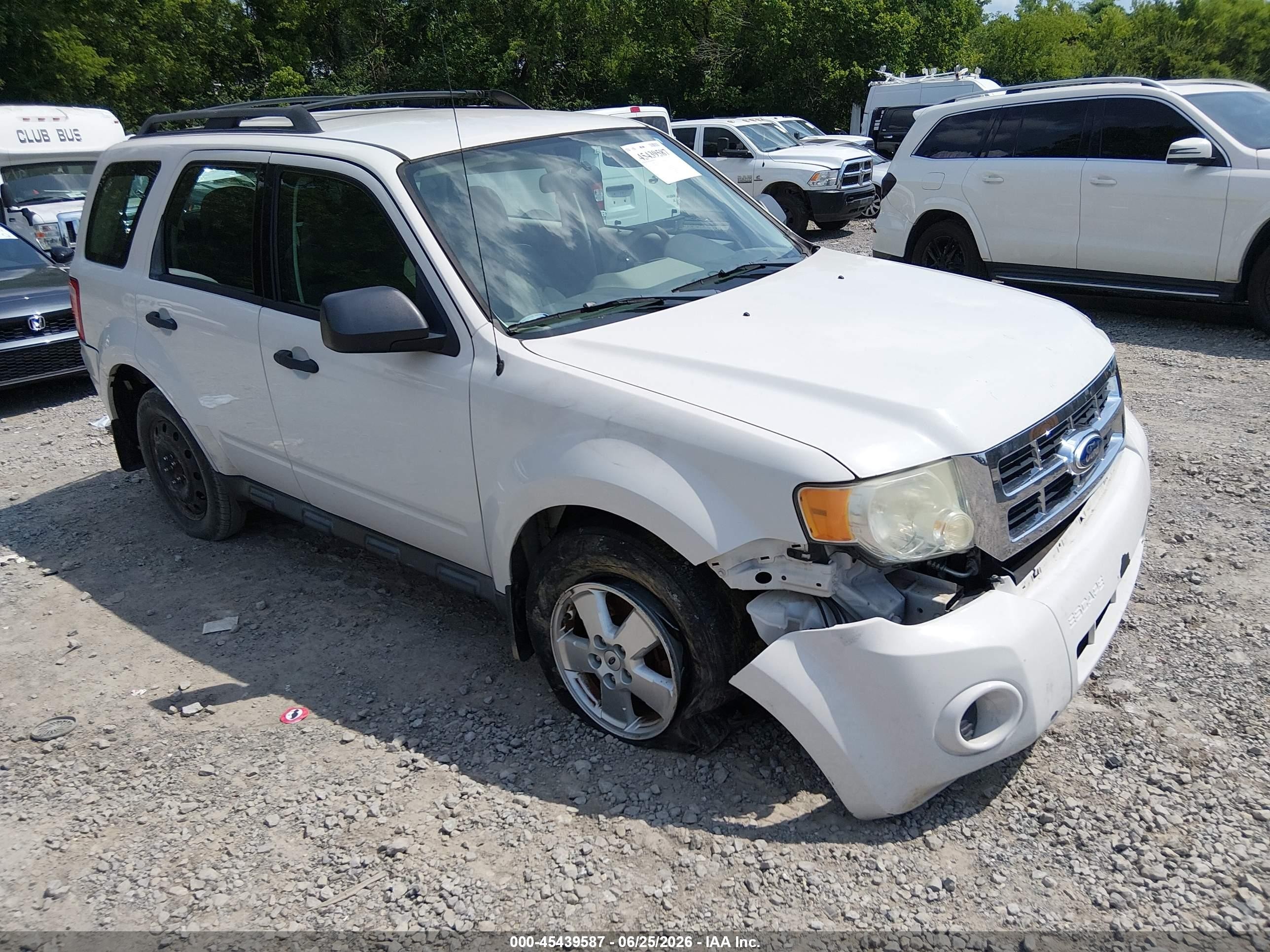 2011 Ford Escape Xls White vin: 1FMCU0C73BKB70169