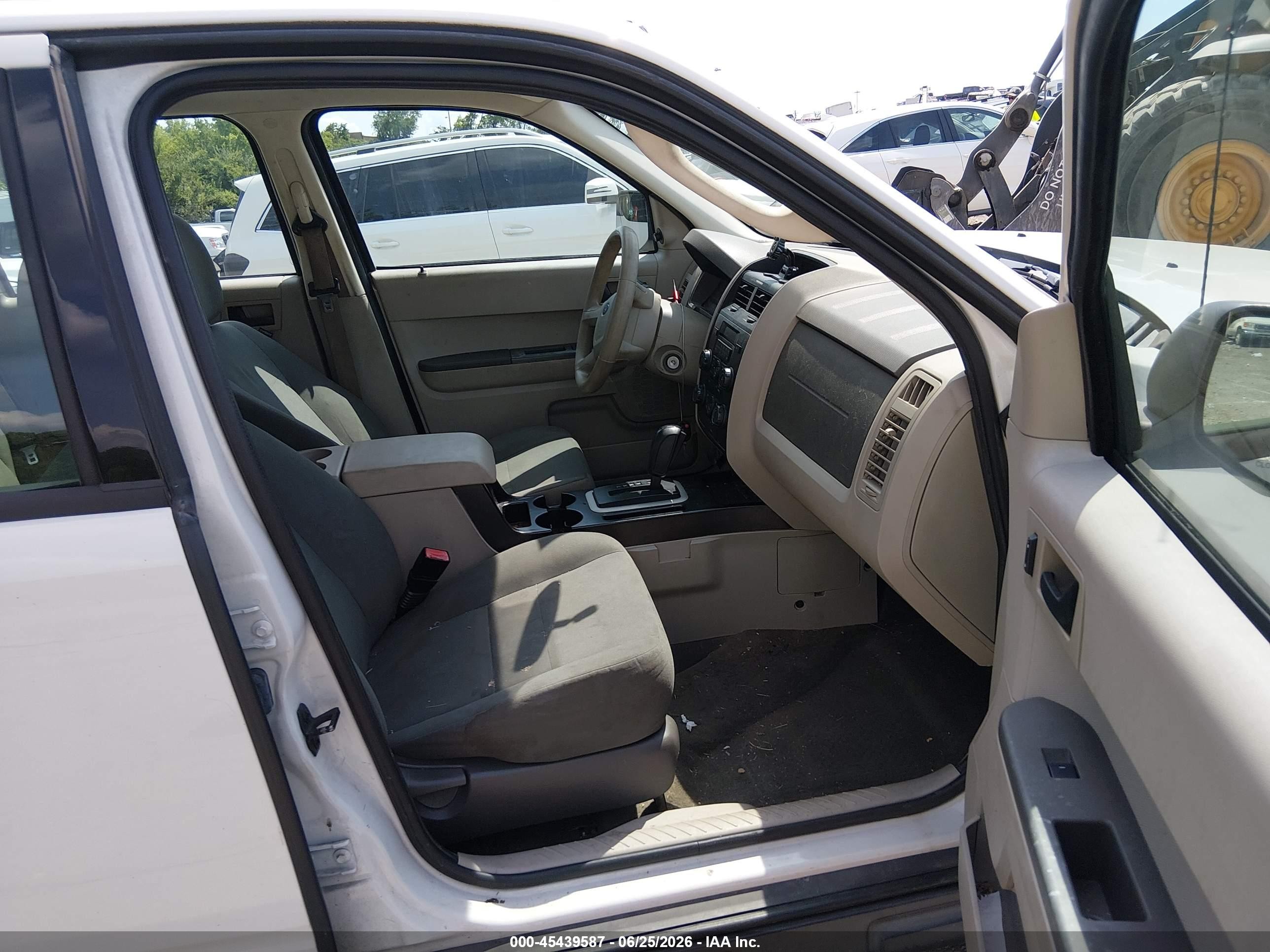 2011 Ford Escape Xls White vin: 1FMCU0C73BKB70169